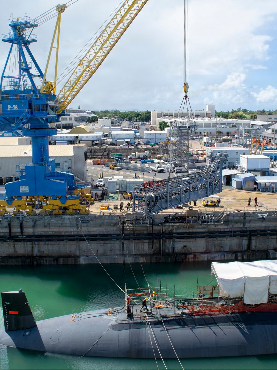 BuildSubmarines's tweet photo. Pulling a submarine out of dry dock is no easy feat. It takes an incredibly meticulous system that must be executed perfectly and a team of people who know exactly what they're doing. https://t.co/PEh7cexPEl