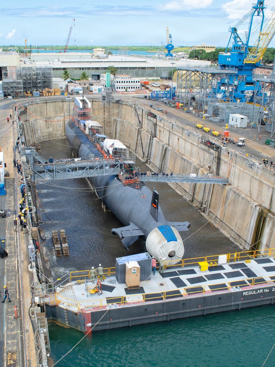 BuildSubmarines's tweet photo. Pulling a submarine out of dry dock is no easy feat. It takes an incredibly meticulous system that must be executed perfectly and a team of people who know exactly what they're doing. https://t.co/PEh7cexPEl