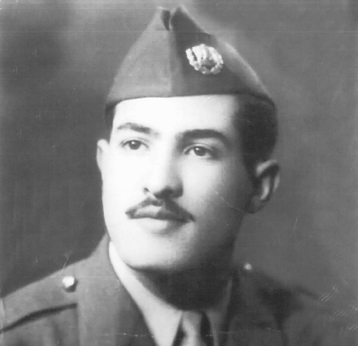 ibrahimhamidi's tweet photo. أنشر اليوم الحلقة الأولى من الحوار الطويل مع سعيد جاويش الذي كشف الجاسوس الإسرائيلي الشهير ايلي كوهين قبل ستة عقود

  - من حي الأكراد بدمشق بدأت رحلة سعيد جاويش: عمل بالكهرباء وتعلّم العبرية على يد فلسطينيين، قبل التحاقه بالجيش وتخصصه في سلاح الإشارة.

 - درّس العبرية في الكلية العسكرية بحمص، ومرّ في دوراته ضباط تولّوا لاحقاً مناصب عسكرية وسياسية بارزة. 

- عام 1956، التقط نداءات عسكرية إسرائيلية خلال درس عملي، فاقترح مشروعاً لمراقبة اتصالات الجيش الإسرائيلي.

 - واجه اقتراحه بالسخرية، لكنه تمسّك به، وحصل على دعم الضابط سعيد العاقل لبدء الرصد والتسجيل في الجولان. - درّب مجموعة من صف الضباط ووزّعهم على مراكز رصد، وأُنشئت سرية «إشارة 134» لمتابعة العمل.

 - التقطت الوحدة رسائل مشفّرة بنظام «مورس»، مجهولة المصدر والوجهة، تعذّر عليها فكّها آنذاك.

 - يؤكد جاويش أن الطريق إلى كشف إيلي كوهين بدأ بمشروع رصد ومراقبة استمر سنوات، قبل لحظة الاعتقال.

1- الحلقة الأولى:اللغة العبرية و"سرية الإشارة 134"... طريق سعيد جاويش الذي سبق كشف إيلي كوهين
https://t.co/PPxKptrrrk
2- "المجلة" تحاور الرجل الذي اعتقل الجاسوس الإسرائيلي إيلي كوهين... أسرار تُروى بعد 60 عاماً
https://t.co/kRK2LAfFB9
