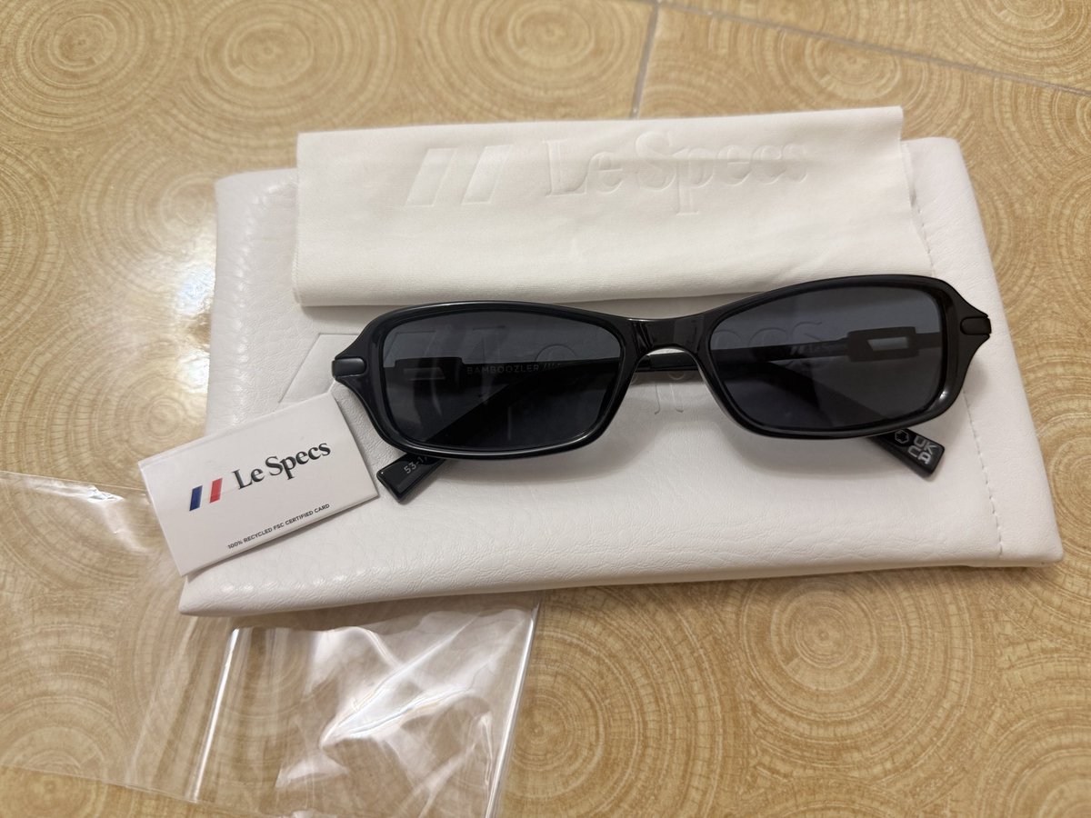 Fernisfernmame1's tweet photo. แว่นกันแดด Le Specs รุ่น BAMBOOZLER สีดำ ของแท้ ส่งต่อสภาพดี ใส่ไม่กี่ครั้ง ไม่มีตำหนิ อุปกรณ์ครบตามภาพ 1,500฿ (ต่อรองได้นิดหน่อย)

สนใจ dm ได้เลยค่า 🙏🏻🕶️

#ส่งต่อเสื้อผ้ามือสอง
#ส่งต่อ
#แว่นกันแดด
#lespecs 
#เสื้อผ้ามือสอง https://t.co/HQI8kViw34