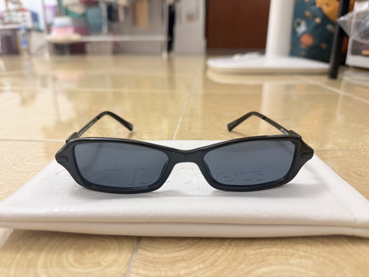 Fernisfernmame1's tweet photo. แว่นกันแดด Le Specs รุ่น BAMBOOZLER สีดำ ของแท้ ส่งต่อสภาพดี ใส่ไม่กี่ครั้ง ไม่มีตำหนิ อุปกรณ์ครบตามภาพ 1,500฿ (ต่อรองได้นิดหน่อย)

สนใจ dm ได้เลยค่า 🙏🏻🕶️

#ส่งต่อเสื้อผ้ามือสอง
#ส่งต่อ
#แว่นกันแดด
#lespecs 
#เสื้อผ้ามือสอง https://t.co/HQI8kViw34