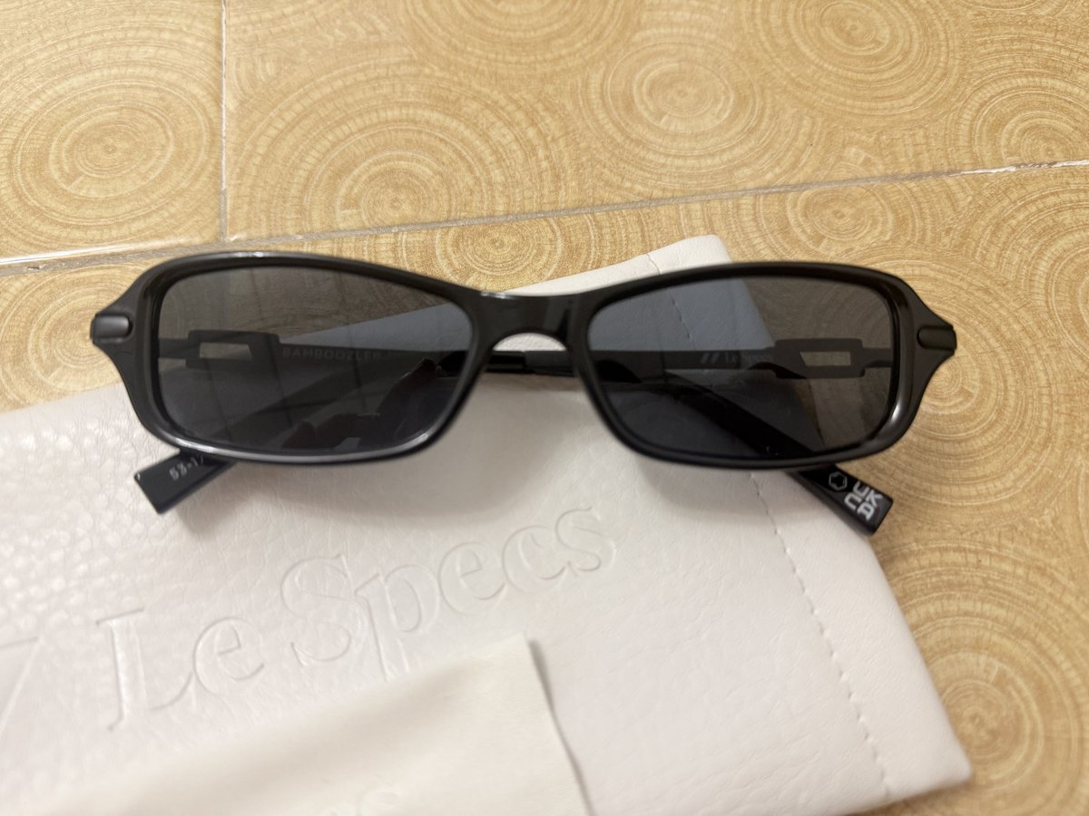 Fernisfernmame1's tweet photo. แว่นกันแดด Le Specs รุ่น BAMBOOZLER สีดำ ของแท้ ส่งต่อสภาพดี ใส่ไม่กี่ครั้ง ไม่มีตำหนิ อุปกรณ์ครบตามภาพ 1,500฿ (ต่อรองได้นิดหน่อย)

สนใจ dm ได้เลยค่า 🙏🏻🕶️

#ส่งต่อเสื้อผ้ามือสอง
#ส่งต่อ
#แว่นกันแดด
#lespecs 
#เสื้อผ้ามือสอง https://t.co/HQI8kViw34