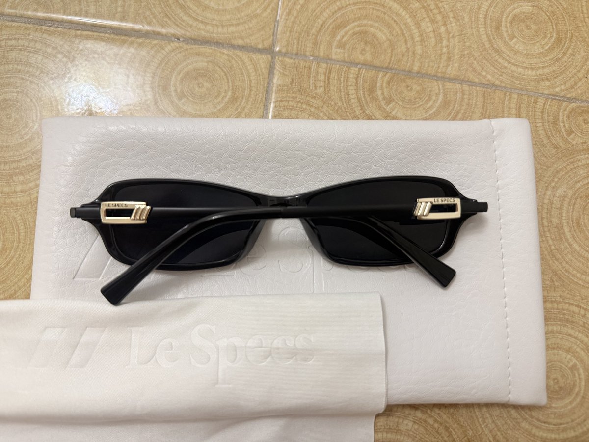 Fernisfernmame1's tweet photo. แว่นกันแดด Le Specs รุ่น BAMBOOZLER สีดำ ของแท้ ส่งต่อสภาพดี ใส่ไม่กี่ครั้ง ไม่มีตำหนิ อุปกรณ์ครบตามภาพ 1,500฿ (ต่อรองได้นิดหน่อย)

สนใจ dm ได้เลยค่า 🙏🏻🕶️

#ส่งต่อเสื้อผ้ามือสอง
#ส่งต่อ
#แว่นกันแดด
#lespecs 
#เสื้อผ้ามือสอง https://t.co/HQI8kViw34