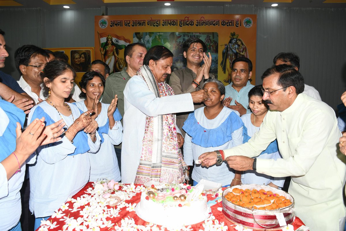 dr_maheshsharma's tweet photo. आज अपने जन्मदिवस के अवसर पर नोएडा के सेक्टर-34 स्थित अपना घर आश्रम पहुँचकर वहाँ रह रहीं आश्रित माताओं-बहनों के साथ समय बिताया। उनके बीच कुछ पल बिताकर आत्मीय संवाद करना मेरे लिए बेहद भावुक और संतोष देने वाला अनुभव रहा।

इन माताओं-बहनों के जीवन में अपनत्व, सम्मान और परिवार जैसा वातावरण देने के लिए अपना घर आश्रम की पूरी टीम जिस निष्ठा से सेवा कर रही है, वह समाज के लिए प्रेरणादायी है। ऐसे सेवा कार्य हमें यह एहसास कराते हैं कि मानव जीवन की सबसे बड़ी सार्थकता किसी जरूरतमंद के जीवन में सहारा और अपनापन बनना है।

मेरे जन्मदिवस पर मिले आप सभी के स्नेह और शुभकामनाओं के बीच आज का यह सेवाभाव मेरे लिए विशेष स्मृति बन गया।

आदरणीय प्रधानमंत्री श्री @narendramodi जी के ‘सेवा संकल्प अभियान’ की भावना से प्रेरणा लेते हुए सेवा, समर्पण और मानवता के प्रति अपने संकल्प को और मजबूत करने का अवसर मिला।

आप सभी के स्नेह और शुभकामनाओं के लिए हृदय से धन्यवाद एवं कोटिशः आभार। 🙏