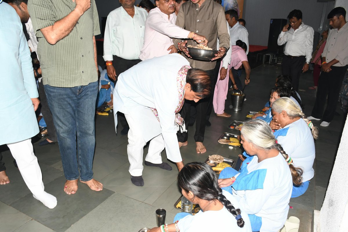 dr_maheshsharma's tweet photo. आज अपने जन्मदिवस के अवसर पर नोएडा के सेक्टर-34 स्थित अपना घर आश्रम पहुँचकर वहाँ रह रहीं आश्रित माताओं-बहनों के साथ समय बिताया। उनके बीच कुछ पल बिताकर आत्मीय संवाद करना मेरे लिए बेहद भावुक और संतोष देने वाला अनुभव रहा।

इन माताओं-बहनों के जीवन में अपनत्व, सम्मान और परिवार जैसा वातावरण देने के लिए अपना घर आश्रम की पूरी टीम जिस निष्ठा से सेवा कर रही है, वह समाज के लिए प्रेरणादायी है। ऐसे सेवा कार्य हमें यह एहसास कराते हैं कि मानव जीवन की सबसे बड़ी सार्थकता किसी जरूरतमंद के जीवन में सहारा और अपनापन बनना है।

मेरे जन्मदिवस पर मिले आप सभी के स्नेह और शुभकामनाओं के बीच आज का यह सेवाभाव मेरे लिए विशेष स्मृति बन गया।

आदरणीय प्रधानमंत्री श्री @narendramodi जी के ‘सेवा संकल्प अभियान’ की भावना से प्रेरणा लेते हुए सेवा, समर्पण और मानवता के प्रति अपने संकल्प को और मजबूत करने का अवसर मिला।

आप सभी के स्नेह और शुभकामनाओं के लिए हृदय से धन्यवाद एवं कोटिशः आभार। 🙏