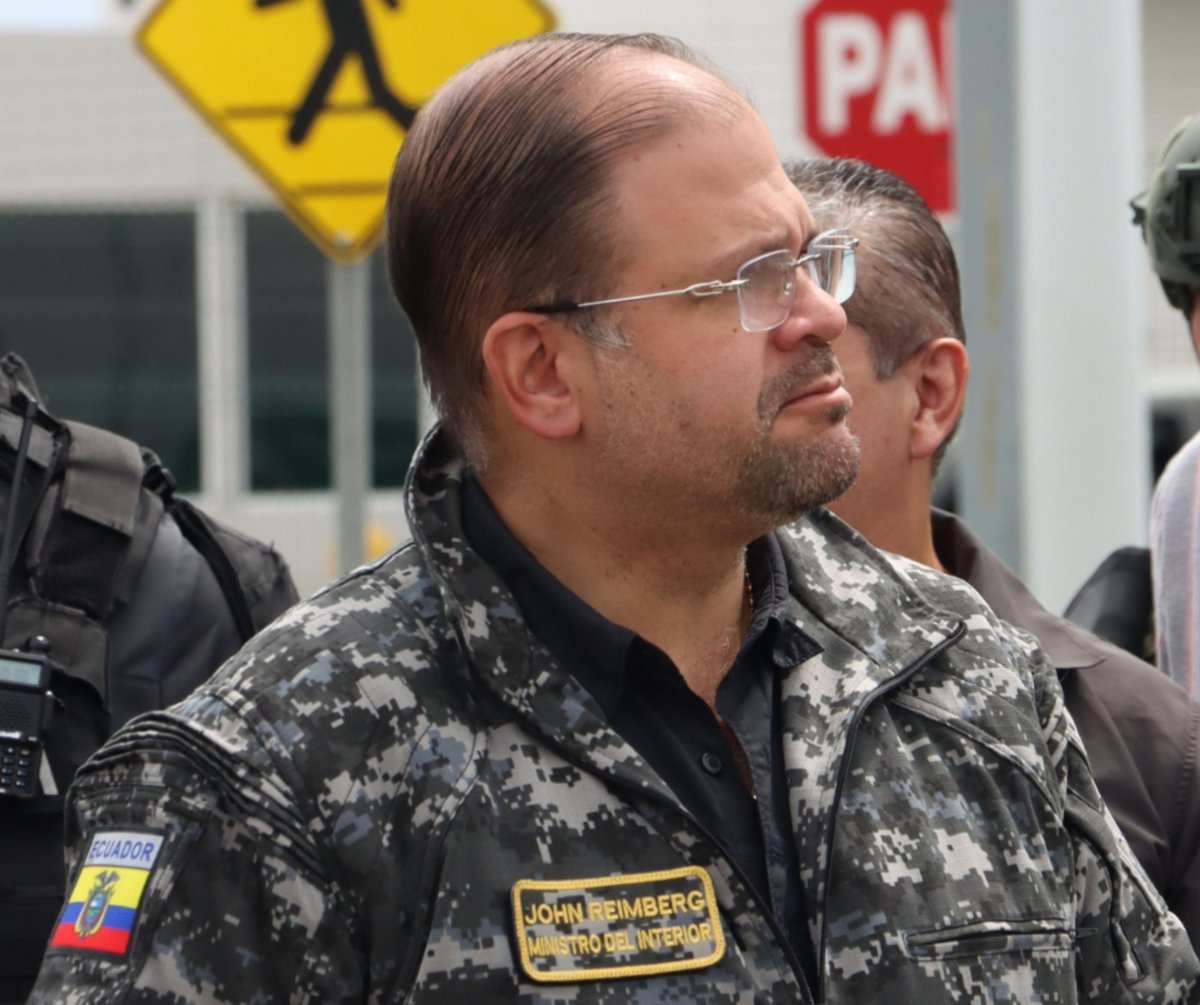politicsecu's tweet photo. 📍Reimberg confirma detención de 12 policías y anuncia depuración institucional

El ministro del Interior, John Reimberg, informó que 12 policías, 10 activos y 2 pasivos, fueron detenidos tras un operativo coordinado entre la Policía Nacional y la Fiscalía.

El funcionario afirmó que se mantendrá una política de cero tolerancia frente a actos de corrupción y que continuará la depuración para proteger la integridad de la institución.