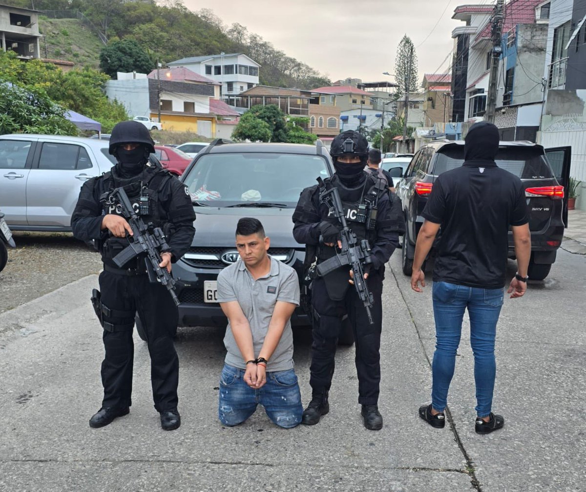 politicsecu's tweet photo. 📍Reimberg confirma detención de 12 policías y anuncia depuración institucional

El ministro del Interior, John Reimberg, informó que 12 policías, 10 activos y 2 pasivos, fueron detenidos tras un operativo coordinado entre la Policía Nacional y la Fiscalía.

El funcionario afirmó que se mantendrá una política de cero tolerancia frente a actos de corrupción y que continuará la depuración para proteger la integridad de la institución.