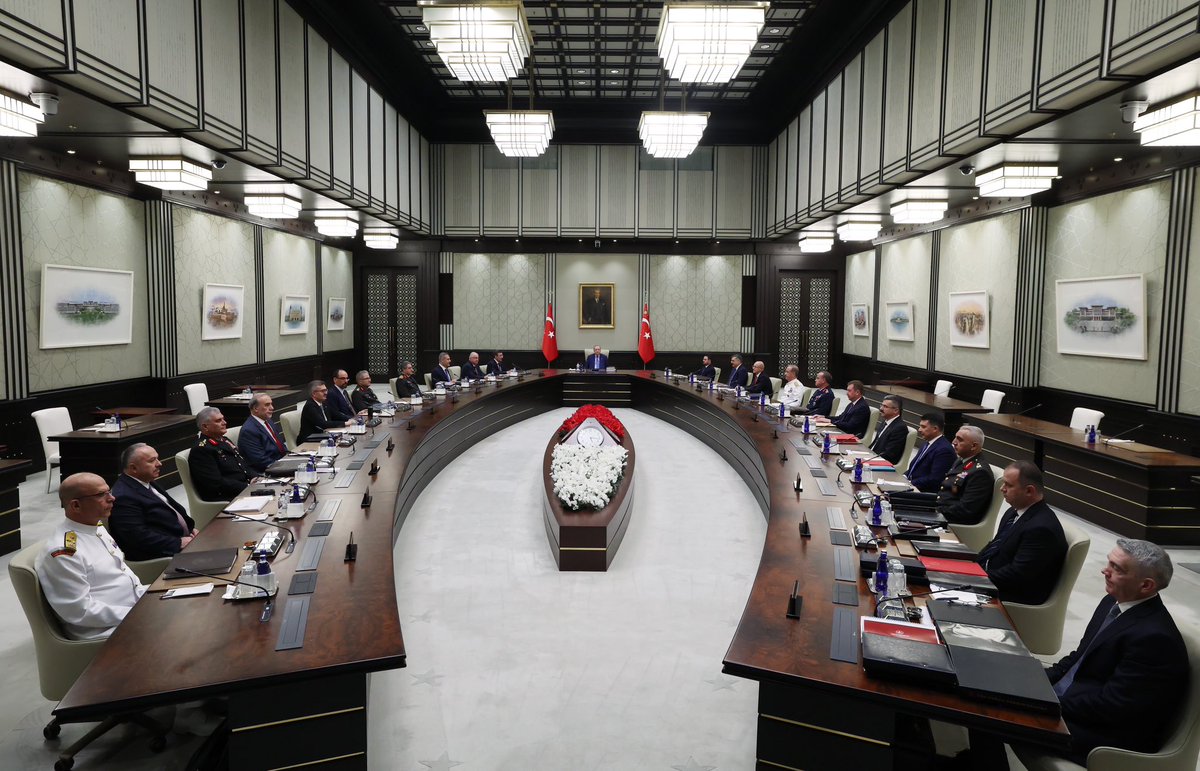 tcbestepe's tweet photo. Millî Güvenlik Kurulu (MGK), Cumhurbaşkanımız Sayın @RTErdogan’ın başkanlığında Cumhurbaşkanlığı Külliyesinde toplandı. https://t.co/wzSRvfK8iV