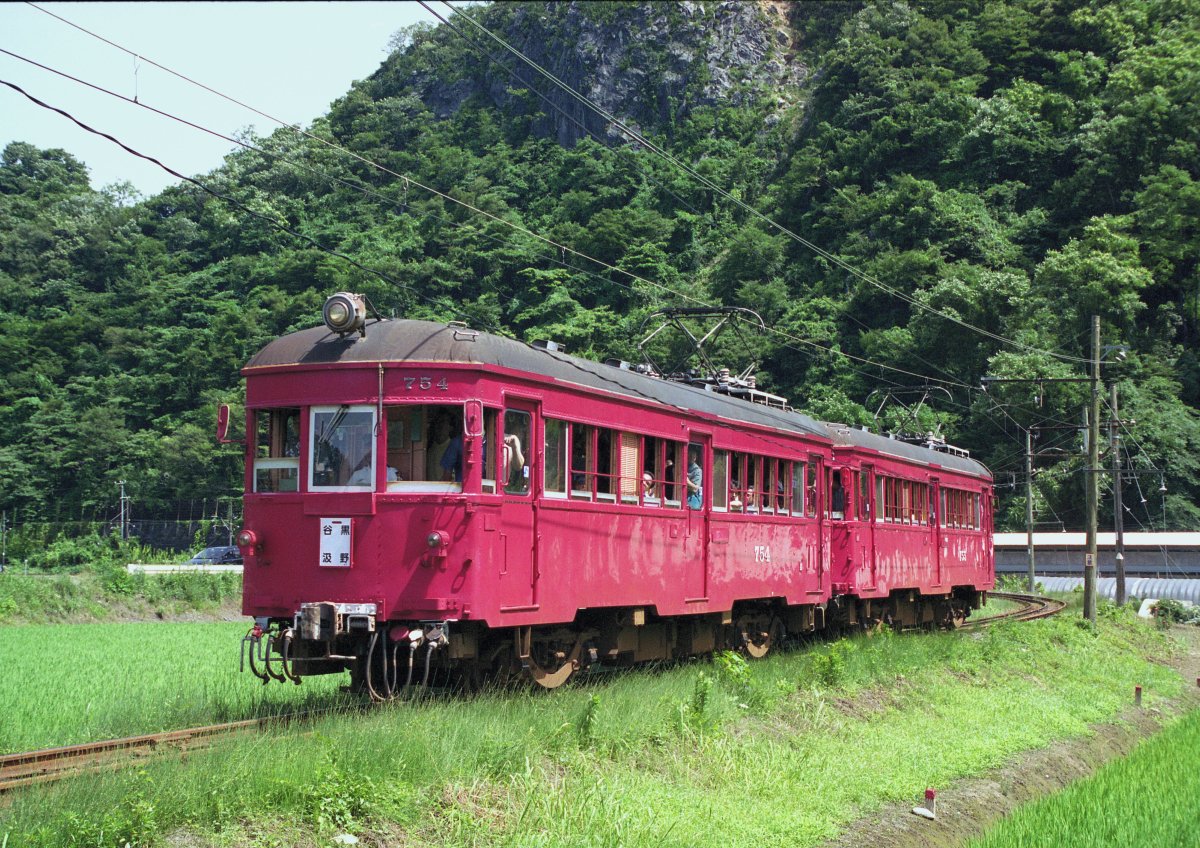 local_train64's tweet photo. 25年前の名鉄は こんな古豪が走ってました
モ754+モ755

谷汲線　2001年8月 https://t.co/Jp2LtcZ87J