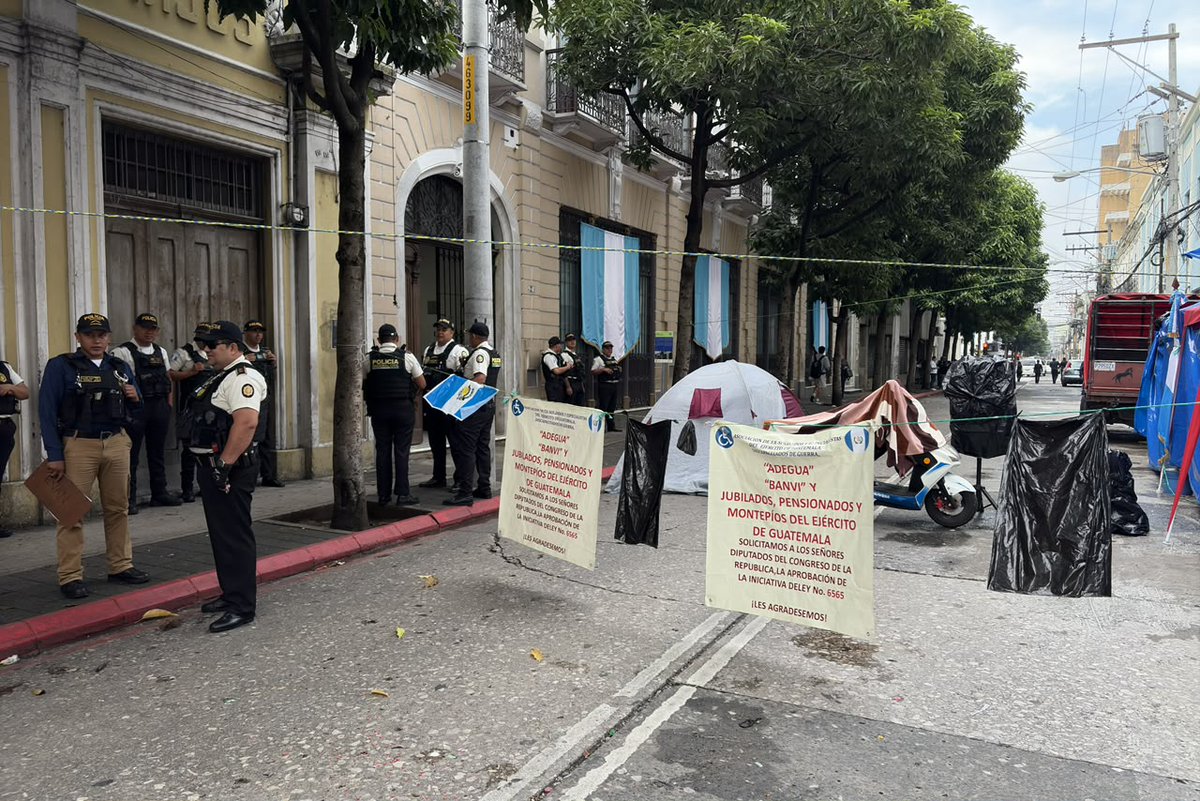#AhoraLH | Este miércoles continúa el cierre sobre la 8a avenida entre 9a y 10a calle, zona 1, frente al Congreso de la República, por parte de militares vet…