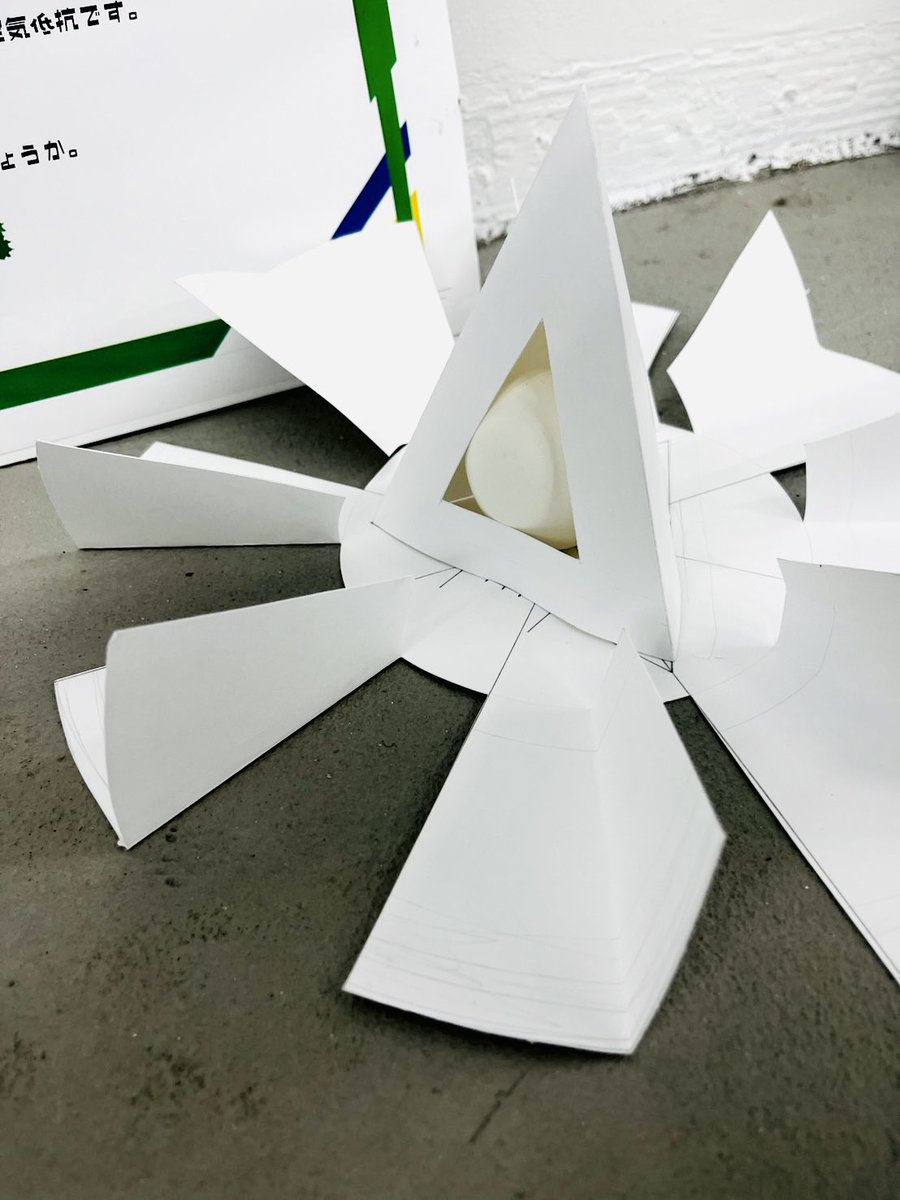 yesdeep_MA's tweet photo. 「にんじん、最強説」
製図　エッグドロップ
三階からゆで卵を落としても割れないような軟着陸機を製作しろ、という課題。どこから力が加わっても壊れにくい三角形(トラス構造)と揚力・空気抵抗を増やして落下速度を落とすプロペラを組み合わせた軟着陸機を作った結果、人参ぽく見えたのでこのタイトル https://t.co/3oSjbUSJQ9