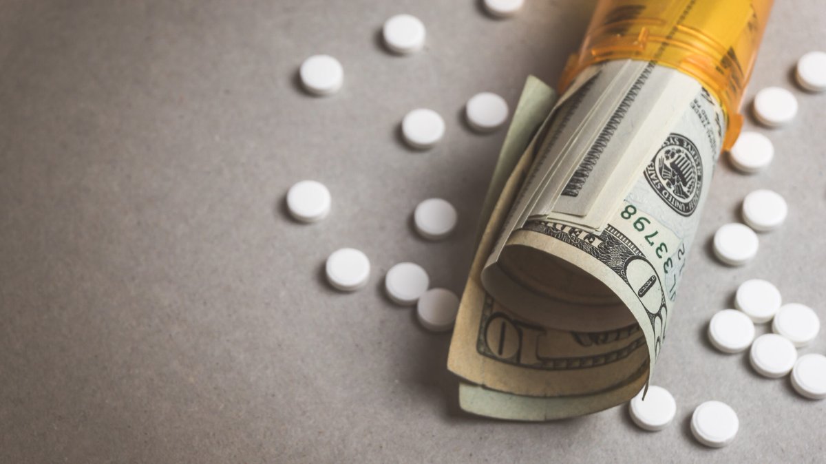 RxPricing's tweet photo. New analysis from @AARP’s Public Policy Institute examines how brand name manufacturers deploy an array of tactics to extend monopoly pricing on blockbuster products and keep more affordable alternatives, like generics, from reaching patients.

Get the facts: