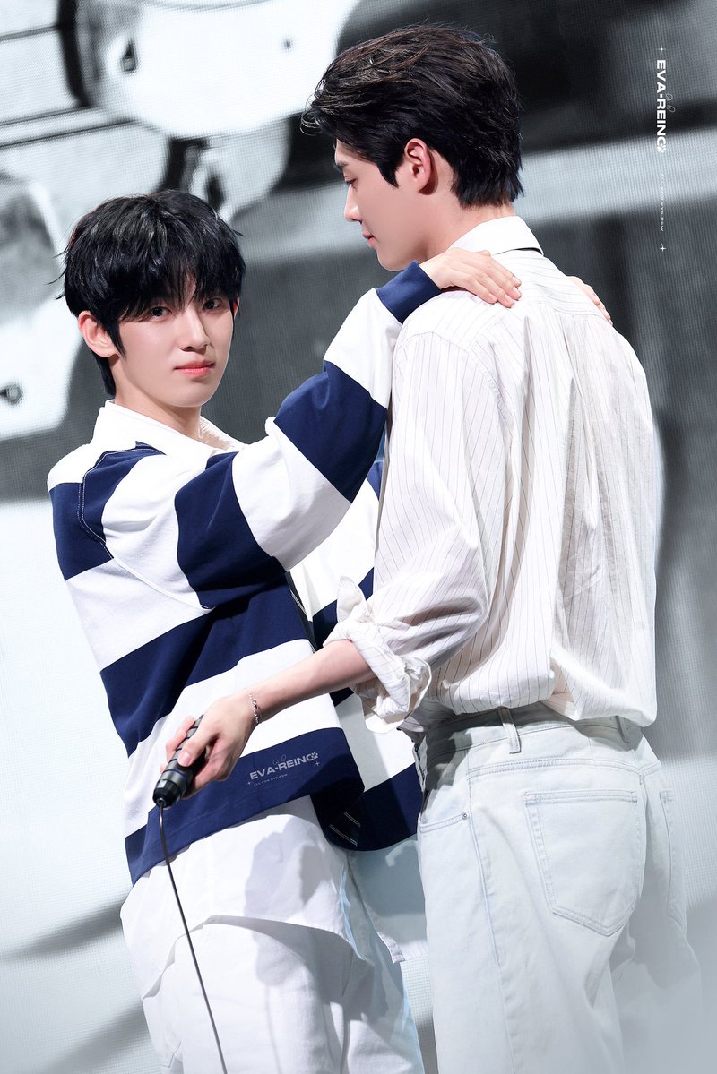 nataly_wist's tweet photo. 그 둘이 같이 서 있기만 해도 미칠 것 같아.

YOONSIK SIWOO Pour Toujours 
#YOONSIK_SIWOO_PFWSS27 https://t.co/jarV15Eos5