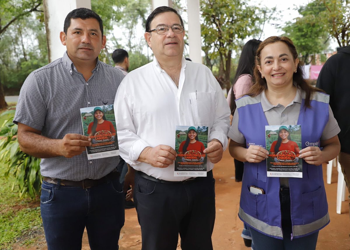MTESS_PY's tweet photo. #EmpleoCircular | Trabajo seguro, aprendizaje y nuevas oportunidades para nuestra gente del campo. 

Durante la jornada de socialización y reclutamiento laboral del Programa de #MigraciónCircular en Choré, #SanPedro, la viceministra de Empleo y Seguridad Social, @veronicalopezb2, destacó que quienes participan del programa acceden a una oportunidad laboral formal y segura, respaldada y protegida por el Gobierno. 

“ Los compatriotas van con un trabajo asegurado”, señaló la viceministra, al resaltar que la experiencia permite además incorporar nuevas técnicas de cultivo, riego, fertilización, recolección, clasificación y empaquetado de frutas, conocimientos que posteriormente pueden ser aplicados y replicados en Paraguay.

López destacó también el crecimiento personal y profesional que representa esta experiencia, fortaleciendo capacidades como la disciplina, la tolerancia, el trabajo en equipo y el liderazgo, además de abrir posibilidades para que los trabajadores puedan invertir y desarrollar nuevos proyectos productivos a su regreso al país.

La viceministra alentó a los interesados a postularse a través de #EmpleaPy y recordó que el proceso de selección contempla requisitos vinculados a la experiencia laboral, condiciones de salud y antecedentes, además de las entrevistas que realizarán las empresas españolas.

La actividad contó también con la presencia del viceministro de Agricultura Familiar del Ministerio de Agricultura y Ganadería @magparaguay, Juan Molinas, en el marco del trabajo articulado para acercar esta oportunidad a trabajadores del sector rural.