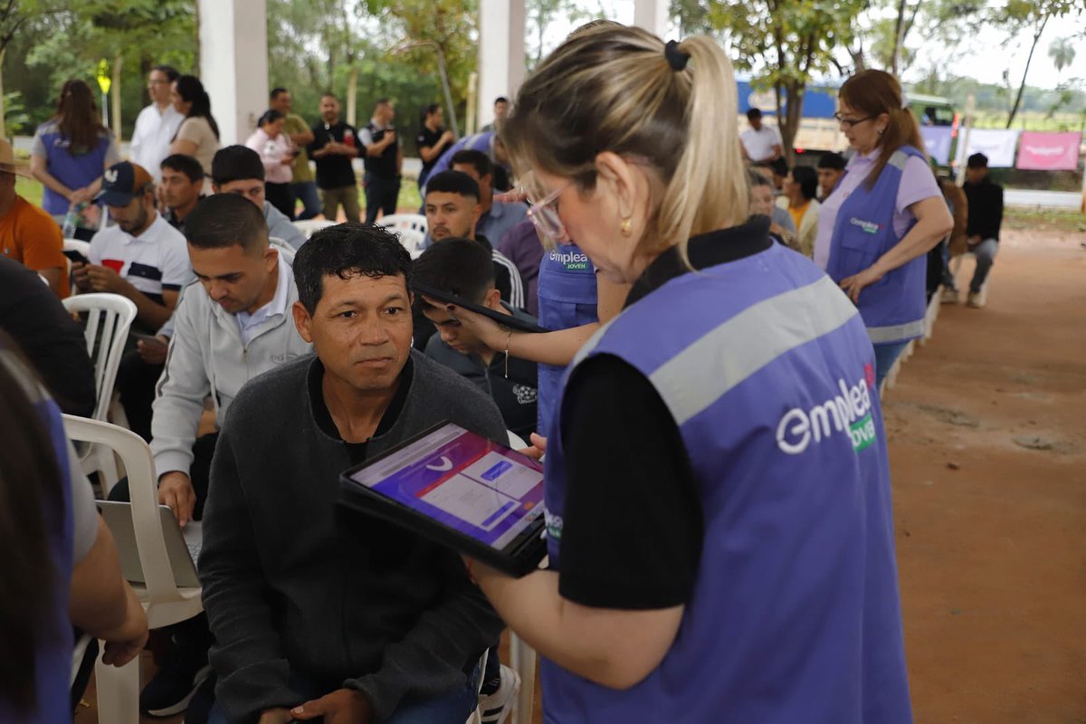 MTESS_PY's tweet photo. #EmpleoCircular | Trabajo seguro, aprendizaje y nuevas oportunidades para nuestra gente del campo. 

Durante la jornada de socialización y reclutamiento laboral del Programa de #MigraciónCircular en Choré, #SanPedro, la viceministra de Empleo y Seguridad Social, @veronicalopezb2, destacó que quienes participan del programa acceden a una oportunidad laboral formal y segura, respaldada y protegida por el Gobierno. 

“ Los compatriotas van con un trabajo asegurado”, señaló la viceministra, al resaltar que la experiencia permite además incorporar nuevas técnicas de cultivo, riego, fertilización, recolección, clasificación y empaquetado de frutas, conocimientos que posteriormente pueden ser aplicados y replicados en Paraguay.

López destacó también el crecimiento personal y profesional que representa esta experiencia, fortaleciendo capacidades como la disciplina, la tolerancia, el trabajo en equipo y el liderazgo, además de abrir posibilidades para que los trabajadores puedan invertir y desarrollar nuevos proyectos productivos a su regreso al país.

La viceministra alentó a los interesados a postularse a través de #EmpleaPy y recordó que el proceso de selección contempla requisitos vinculados a la experiencia laboral, condiciones de salud y antecedentes, además de las entrevistas que realizarán las empresas españolas.

La actividad contó también con la presencia del viceministro de Agricultura Familiar del Ministerio de Agricultura y Ganadería @magparaguay, Juan Molinas, en el marco del trabajo articulado para acercar esta oportunidad a trabajadores del sector rural.