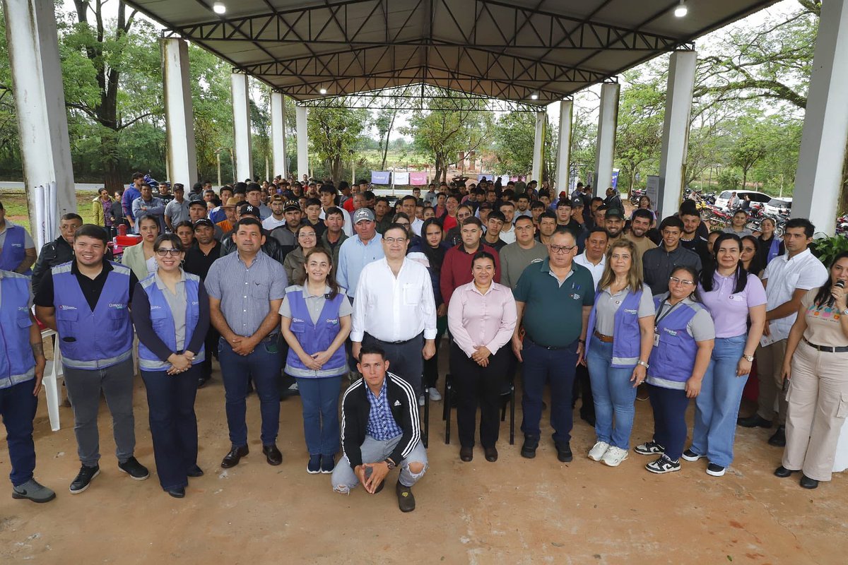 MTESS_PY's tweet photo. #EmpleoCircular | Trabajo seguro, aprendizaje y nuevas oportunidades para nuestra gente del campo. 

Durante la jornada de socialización y reclutamiento laboral del Programa de #MigraciónCircular en Choré, #SanPedro, la viceministra de Empleo y Seguridad Social, @veronicalopezb2, destacó que quienes participan del programa acceden a una oportunidad laboral formal y segura, respaldada y protegida por el Gobierno. 

“ Los compatriotas van con un trabajo asegurado”, señaló la viceministra, al resaltar que la experiencia permite además incorporar nuevas técnicas de cultivo, riego, fertilización, recolección, clasificación y empaquetado de frutas, conocimientos que posteriormente pueden ser aplicados y replicados en Paraguay.

López destacó también el crecimiento personal y profesional que representa esta experiencia, fortaleciendo capacidades como la disciplina, la tolerancia, el trabajo en equipo y el liderazgo, además de abrir posibilidades para que los trabajadores puedan invertir y desarrollar nuevos proyectos productivos a su regreso al país.

La viceministra alentó a los interesados a postularse a través de #EmpleaPy y recordó que el proceso de selección contempla requisitos vinculados a la experiencia laboral, condiciones de salud y antecedentes, además de las entrevistas que realizarán las empresas españolas.

La actividad contó también con la presencia del viceministro de Agricultura Familiar del Ministerio de Agricultura y Ganadería @magparaguay, Juan Molinas, en el marco del trabajo articulado para acercar esta oportunidad a trabajadores del sector rural.