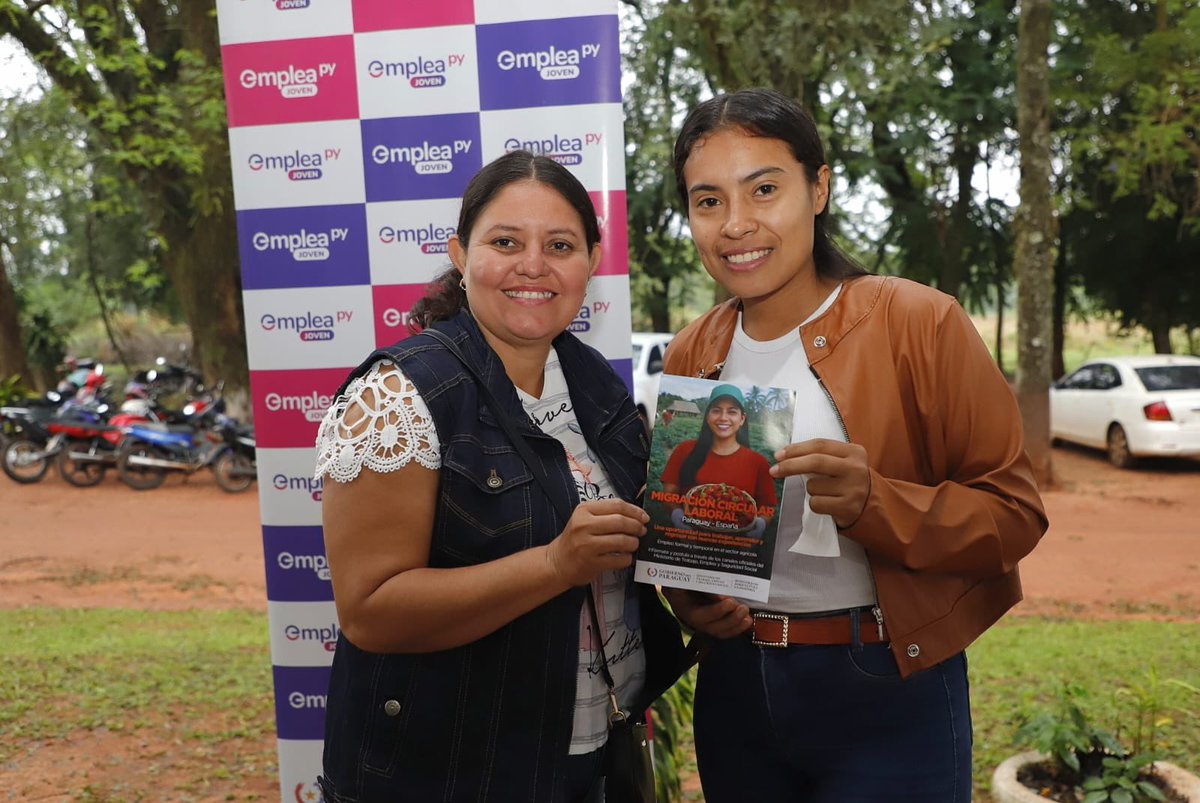MTESS_PY's tweet photo. #EmpleoCircular | Trabajo seguro, aprendizaje y nuevas oportunidades para nuestra gente del campo. 

Durante la jornada de socialización y reclutamiento laboral del Programa de #MigraciónCircular en Choré, #SanPedro, la viceministra de Empleo y Seguridad Social, @veronicalopezb2, destacó que quienes participan del programa acceden a una oportunidad laboral formal y segura, respaldada y protegida por el Gobierno. 

“ Los compatriotas van con un trabajo asegurado”, señaló la viceministra, al resaltar que la experiencia permite además incorporar nuevas técnicas de cultivo, riego, fertilización, recolección, clasificación y empaquetado de frutas, conocimientos que posteriormente pueden ser aplicados y replicados en Paraguay.

López destacó también el crecimiento personal y profesional que representa esta experiencia, fortaleciendo capacidades como la disciplina, la tolerancia, el trabajo en equipo y el liderazgo, además de abrir posibilidades para que los trabajadores puedan invertir y desarrollar nuevos proyectos productivos a su regreso al país.

La viceministra alentó a los interesados a postularse a través de #EmpleaPy y recordó que el proceso de selección contempla requisitos vinculados a la experiencia laboral, condiciones de salud y antecedentes, además de las entrevistas que realizarán las empresas españolas.

La actividad contó también con la presencia del viceministro de Agricultura Familiar del Ministerio de Agricultura y Ganadería @magparaguay, Juan Molinas, en el marco del trabajo articulado para acercar esta oportunidad a trabajadores del sector rural.
