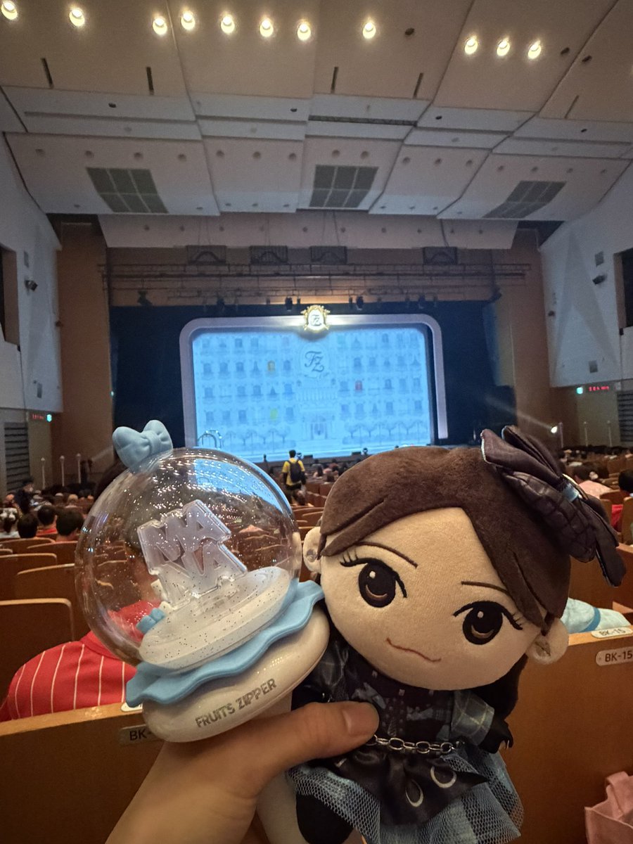 nao2004_fz's tweet photo. 仕事終わりでバタバタしたけど楽しかった🩵🩵🩵
いつ見てもまなふぃが楽しそうで、ずーっとまなふぃのことを目で追ってた👀

途中でペンラの電池切れちゃったけど、隣のゆいちゃん推しの女性が電池くれた🥹
銀テも歩いてたらもらえたし幸せすぎた☺️

これ以上はネタバレかもだからALTで！
#真中まな https://t.co/pyHkuWUs67