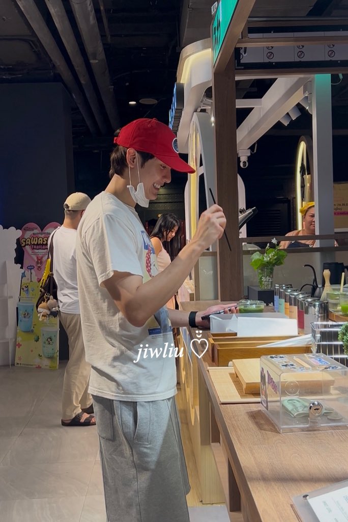 taliujiw's tweet photo. หลังจากที่บุ๊คเดินไปแล้ว บุ๊คก็เดินกลับมาใหม่ที่ร้าน #kasibook 

🍅 : มีใครเป็นเด็กสยามบ้างคั้บ
👧🏻 : น้องบุ๊คจะไปไหนคั้บ
🍅 : บุ๊คอยากไป(….)คั้บ
👧🏻 : (บอกทาง)
🍅 : ที่นี่มีมั้ยคั้บ บุ๊คหาแล้วเค้าบอกว่าชั้น2
👧🏻 : อันนี้ไม่รุ้เลยคั้บ ขอหาแปป
(แล้วทุกคนก็บอกว่ามีที่…)

 แล้วน้องบุ๊คก็เดินไป หวังว่าจะถึงที่หมายนะคั้บบบ ยังเร้กจิ๋วอยุ่เลยนิหน่าาา