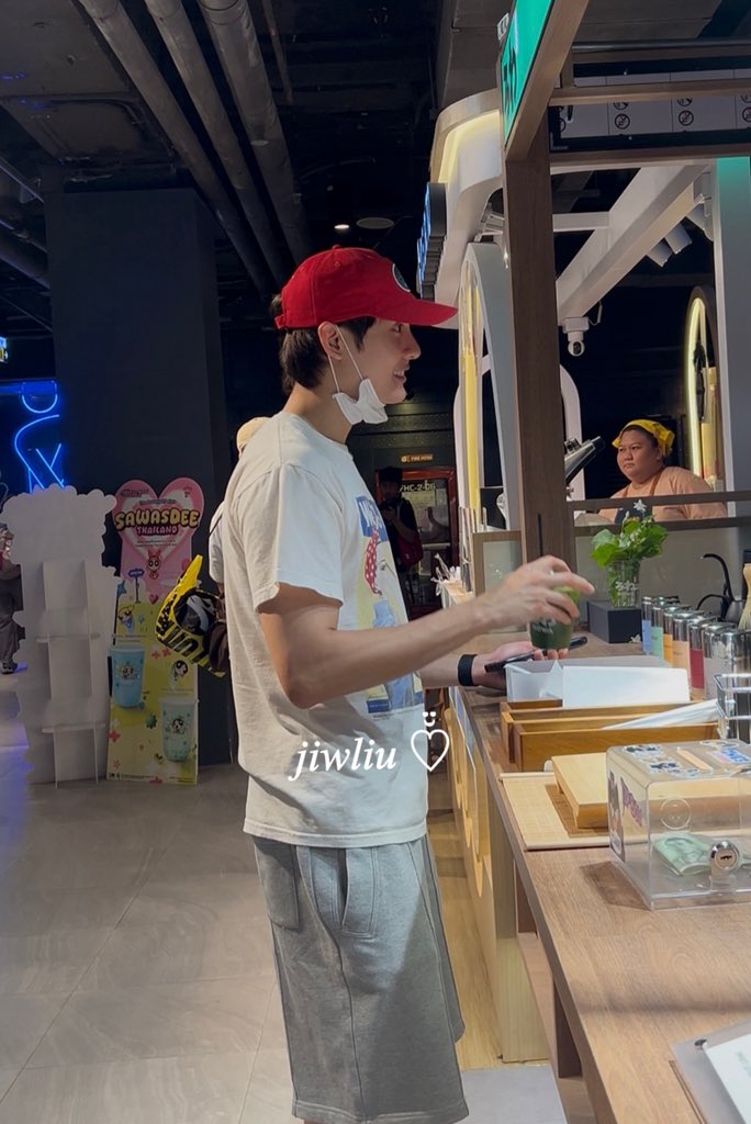 taliujiw's tweet photo. หลังจากที่บุ๊คเดินไปแล้ว บุ๊คก็เดินกลับมาใหม่ที่ร้าน #kasibook 

🍅 : มีใครเป็นเด็กสยามบ้างคั้บ
👧🏻 : น้องบุ๊คจะไปไหนคั้บ
🍅 : บุ๊คอยากไป(….)คั้บ
👧🏻 : (บอกทาง)
🍅 : ที่นี่มีมั้ยคั้บ บุ๊คหาแล้วเค้าบอกว่าชั้น2
👧🏻 : อันนี้ไม่รุ้เลยคั้บ ขอหาแปป
(แล้วทุกคนก็บอกว่ามีที่…)

 แล้วน้องบุ๊คก็เดินไป หวังว่าจะถึงที่หมายนะคั้บบบ ยังเร้กจิ๋วอยุ่เลยนิหน่าาา