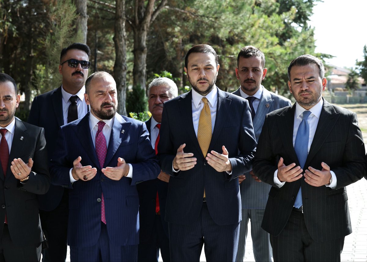 efedemirhann's tweet photo. 15 Temmuz’un kahraman şehidi Ömer Halisdemir’in kabrini ve evini ziyaret ettik.

Vatan uğruna canını ortaya koyan Ömer Halisdemir’i ve tüm aziz şehitlerimizi rahmet, minnet ve dualarla andık.🇹🇷

@acarfaruka https://t.co/gLLSHa4S7F