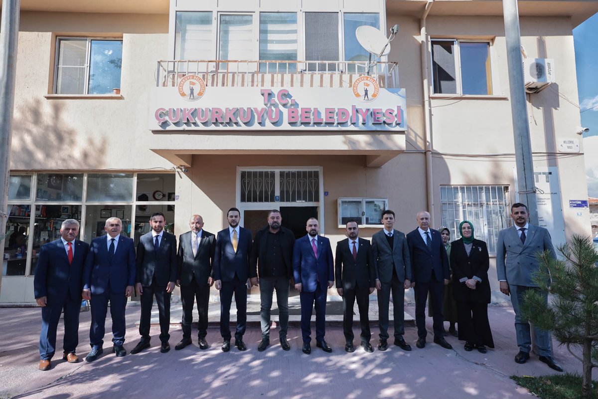 efedemirhann's tweet photo. 15 Temmuz’un kahraman şehidi Ömer Halisdemir’in kabrini ve evini ziyaret ettik.

Vatan uğruna canını ortaya koyan Ömer Halisdemir’i ve tüm aziz şehitlerimizi rahmet, minnet ve dualarla andık.🇹🇷

@acarfaruka https://t.co/gLLSHa4S7F