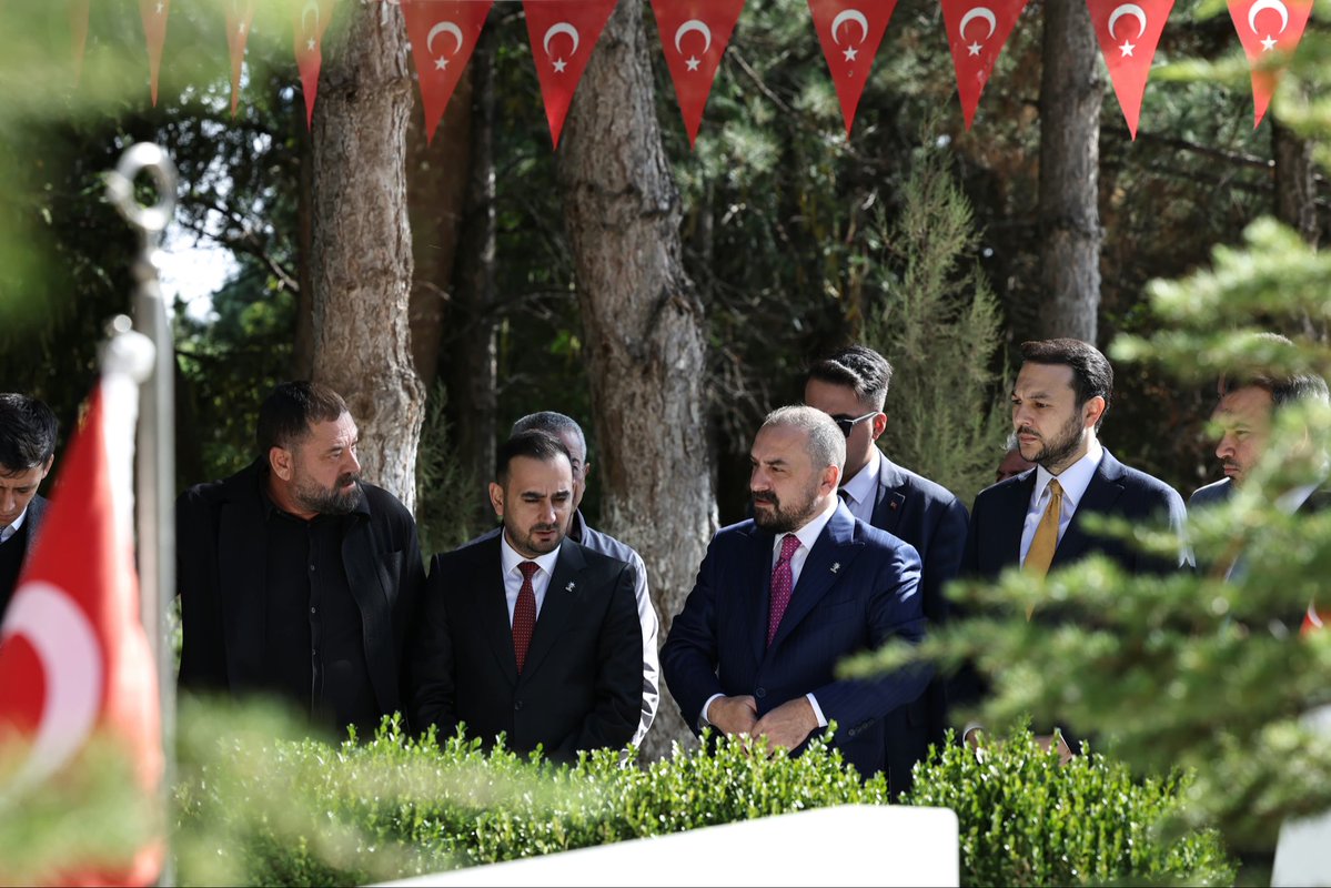 efedemirhann's tweet photo. 15 Temmuz’un kahraman şehidi Ömer Halisdemir’in kabrini ve evini ziyaret ettik.

Vatan uğruna canını ortaya koyan Ömer Halisdemir’i ve tüm aziz şehitlerimizi rahmet, minnet ve dualarla andık.🇹🇷

@acarfaruka https://t.co/gLLSHa4S7F