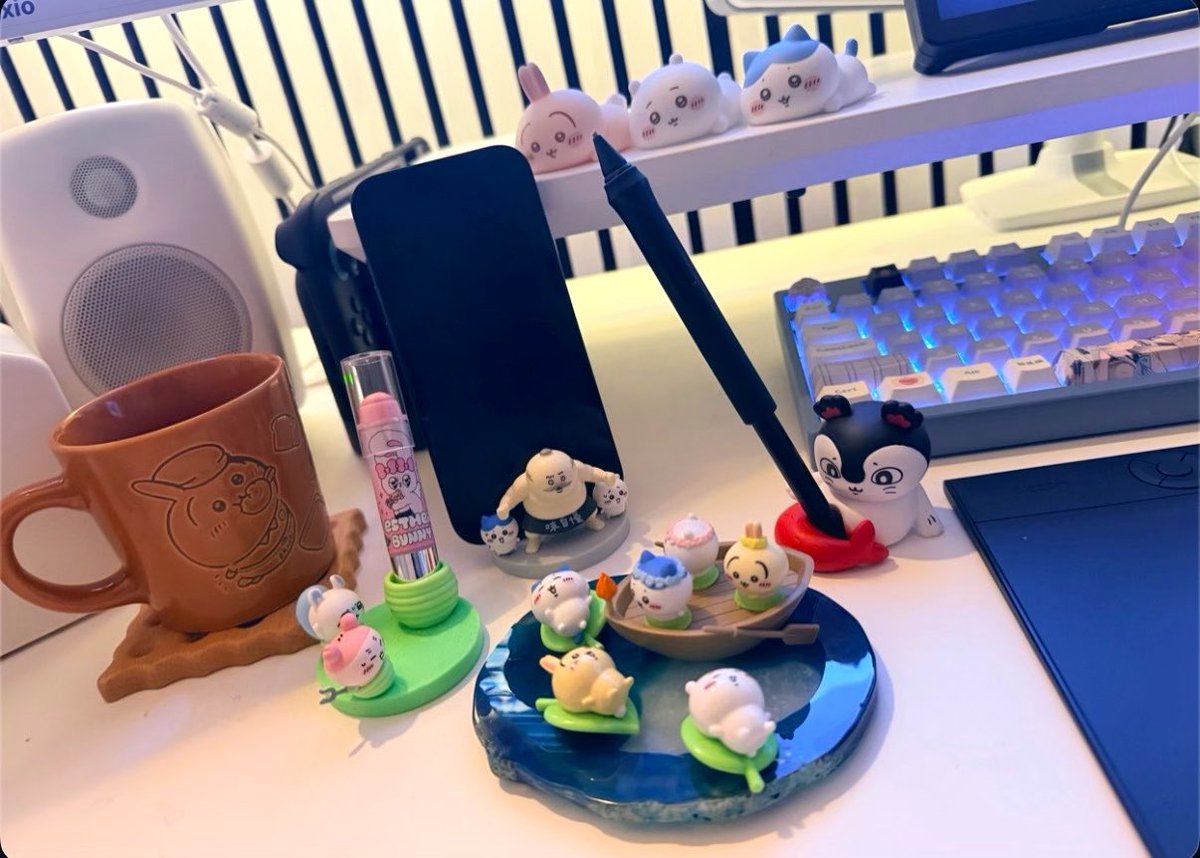 nana_kaguraaa's tweet photo. ちいかわデスクトップフィギュア
実用的な上に可愛すぎて作業捗りそう🫰 https://t.co/MJ1YfvMBYR
