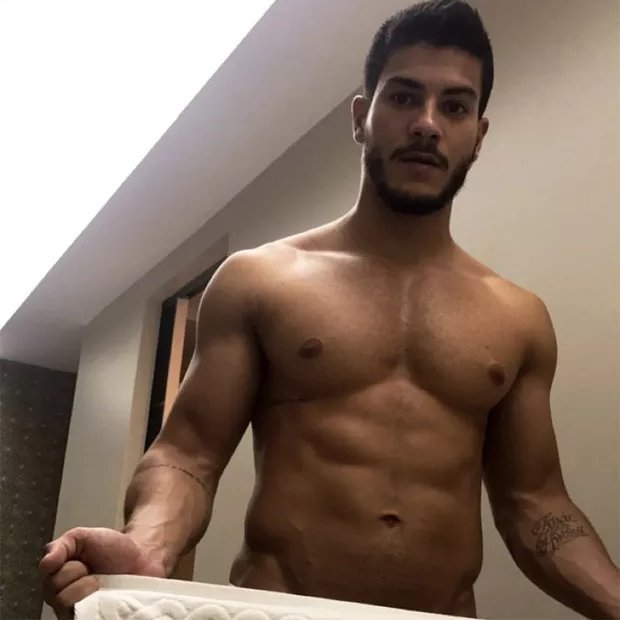 bastidor360's tweet photo. Falido? Após dívida de aluguel, Arthur Aguiar é alvo de ação judicial por R$ 400 mil com banco.

O processo foi apresentado à Justiça em 21 de setembro e envolve faturas não pagas de seis cartões de crédito.
#ArthurAguiar https://t.co/SAerCdk6bV