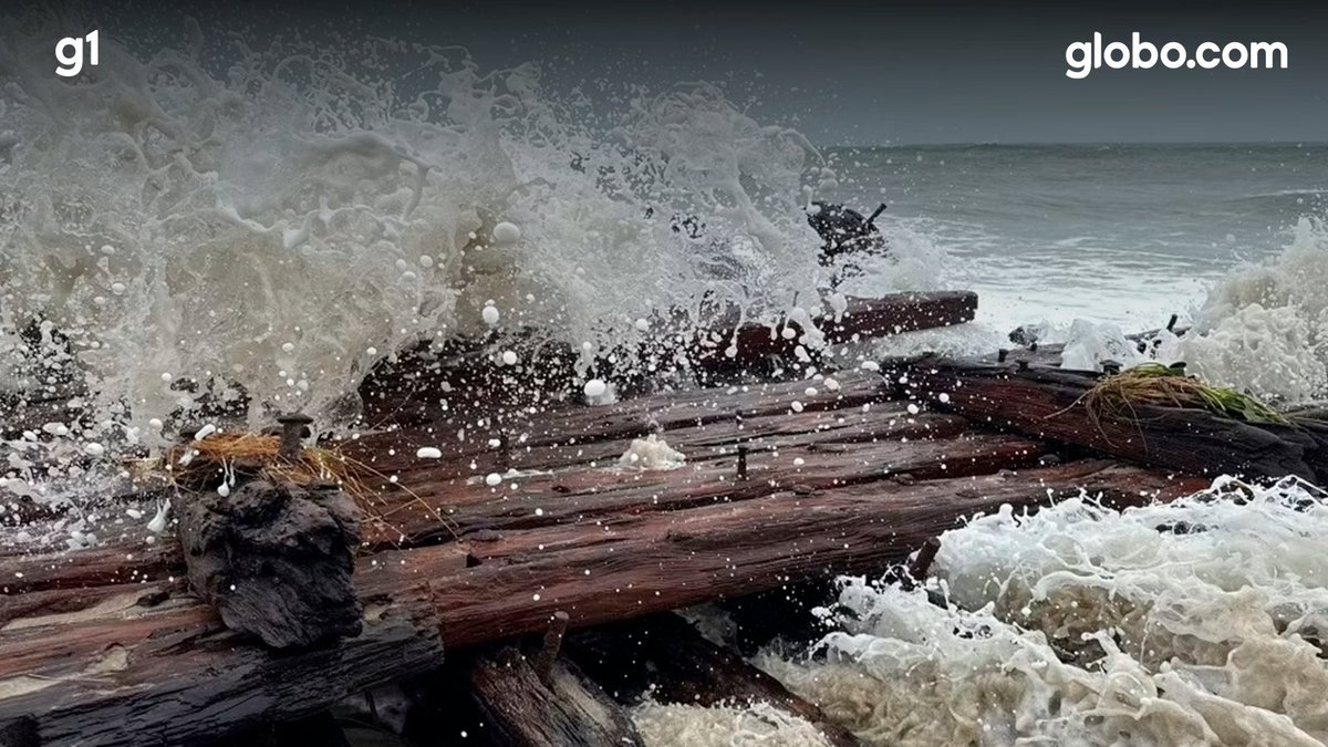 oficialglobocom's tweet photo. Tempestade nos EUA remove areia de praia e desenterra navio que naufragou há mais de 140 anos. Veja mais: https://t.co/Z67soEi2NB
#gcomMundo https://t.co/97OFnUMMcK