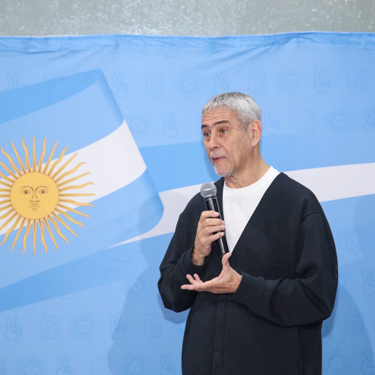 prensamunicipio's tweet photo. FERRARESI: "ME ENCANTARIA QUE CFK TOME LA DECISIÓN DE CONDUCIRNOS A TODOS Y NO SOLO A UN SECTOR"

En el marco de las recorridas que esta haciendo para ser candidato a gobernador habló de la interna y su distanciamiento con Cristina Kirchner.

https://t.co/I7uI1WwYDk https://t.co/XEe4PN99X5