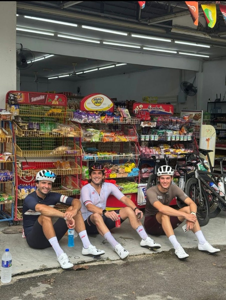 f1speed_indo's tweet photo. "Carlos Sainz &amp; Ollie Bearman pernah jajan di sini.." https://t.co/codFI3Aqyh