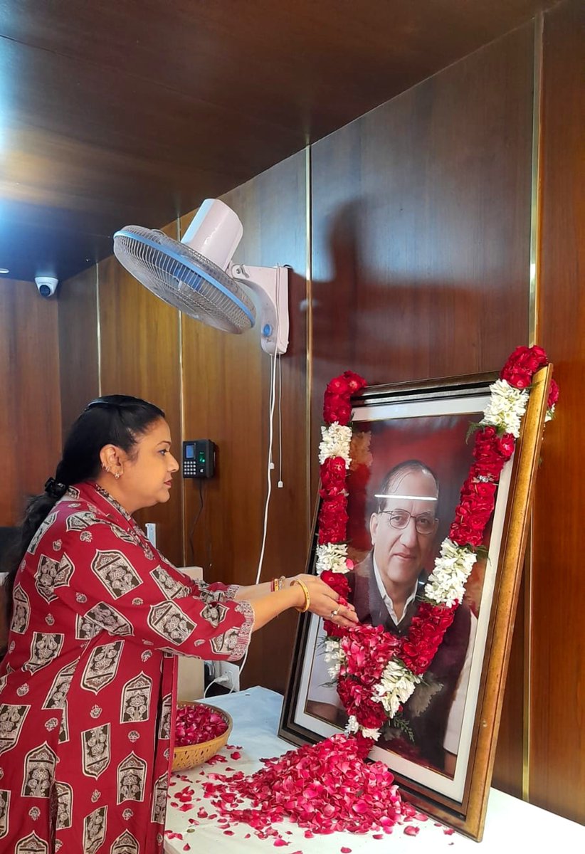 sonakumari07's tweet photo. आज @BJP4Delhi कार्यालय में भाजपा के वरिष्ठ नेता एवं दिल्ली भाजपा के प्रथम प्रदेश अध्यक्ष स्वर्गीय प्रो. विजय कुमार मल्होत्रा जी की पुण्यतिथि पर उन्हें श्रद्धासुमन अर्पित किए। 🙏

#संगठन
#भारतीय_जनता_पार्टी

@hdmalhotra @PavanRanaRSS @AmitShah @BJP4India @blsanthosh https://t.co/CUZnTM5q2F