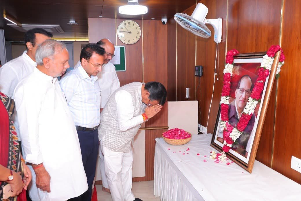 sonakumari07's tweet photo. आज @BJP4Delhi कार्यालय में भाजपा के वरिष्ठ नेता एवं दिल्ली भाजपा के प्रथम प्रदेश अध्यक्ष स्वर्गीय प्रो. विजय कुमार मल्होत्रा जी की पुण्यतिथि पर उन्हें श्रद्धासुमन अर्पित किए। 🙏

#संगठन
#भारतीय_जनता_पार्टी

@hdmalhotra @PavanRanaRSS @AmitShah @BJP4India @blsanthosh https://t.co/CUZnTM5q2F
