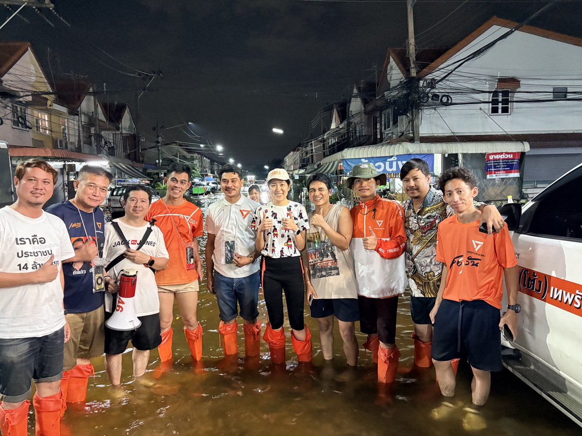 ChetawanPPLE's tweet photo. วันนี้ ผมฝากให้ “￼สส.เสธโบว์” นาวาโทกิตติพงษ์ ปิยะวรรณโณ บัญชีรายชื่อซึ่งยังอยู่ในพื้นที่มาแล้วหลายวัน และมีคุณช่อ - พรรณิการ์ วานิช มาช่วยเสริมกำลัง ในวันที่ผมต้องนอนให้ยาฆ่าเชื้ออยู่ที่โรงพยาบาล

ช่วงหัวค่ำที่ผ่านมา พร้อมด้วยทีมงาน เพื่อนเชตวัน เข้าไปแจกน้ำและอาหารที่ “หมู่บ้านธารารินทร์” เทศบาลเมืองลำสามแก้ว ต.คูคต อ.ลำลูกกา จ.ปทุมธานี  ซึ่งเป็นหมู่บ้านที่ได้รับผลกระทบหนัก น้ำท่วมตั้งแต่วันแรก ยังไม่ลดเลย

มีเสียงสะท้อนจากคนใหมู่บ้านว่าไร้หน่วยงานรัฐเหลียวแล ส่วนผมในฐานะ สส. ช่วยได้เท่าที่มีกำลัง ประคับประคองบรรเทากันไปครับ

ไม่เข้าใจเหมือนกันว่า พื้นที่ถูกประกาศเป็น ”เขตภัยพิบัติ“ แล้ว แต่ทำไมความช่วยเหลือเยียวยา มันเดินทางมาช้าเหลือเกิน ทั้งทั้งที่ที่ยอมรัฐ สามารถจะทุ่มเทงบประมาณ หรือทรัพยากรต่างๆ มาใช้ได้เลย

เป็นกำลังใจ และขอบคุณทุกคนที่มาช่วยกัน ผมน่าจะต้องนอนโรงพยาบาลหยอดยาให้ครบโดส น่าจะอีก 2 คืน ดีขึ้นอย่างไร จะรีบเข้าไปพื้นที่ครับ

#เชตวัน #เตือประโคน #สส #ประชาชน #คูคต #ลำสามแก้ว #หลักหก #บ้านใหม่ #น้ำท่วม69