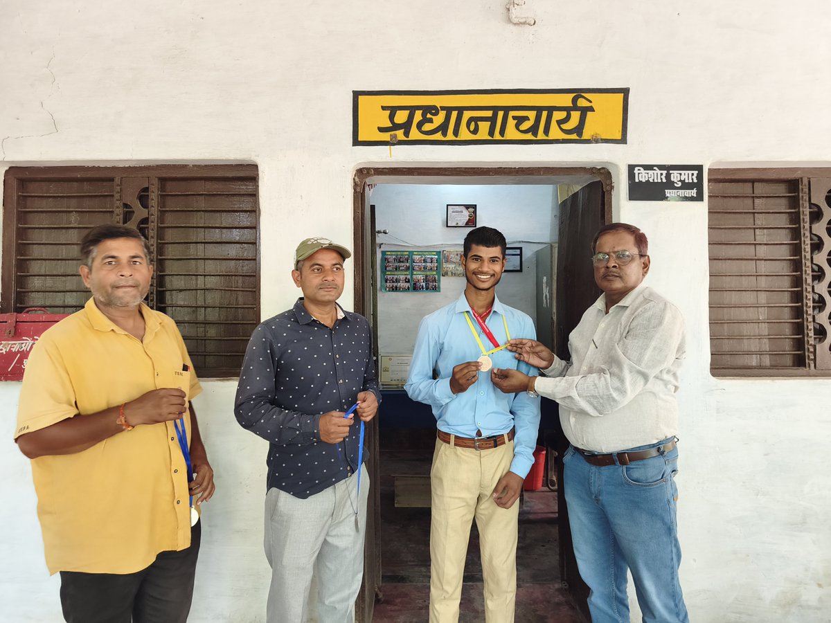 SVIC_Sahar's tweet photo. #svicsahar
जनपद स्तरीय योग प्रतियोगिता में विद्यालय के छात्र केशव कुमार ने अंडर 19 में ट्रेडीशनल में दूसरा स्थान, आर्टिस्टिक सिंगल में तीसरा स्थान और रिदमिक पेयर में दूसरा स्थान पाकर मेडल प्राप्त किये। विद्यालय परिवार उन्हें हार्दिक बधाई देते हुए शुभकामनाएँ देता है। शाबाश बेटा। https://t.co/BANbcyVK7M