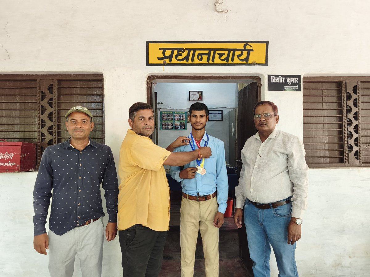 SVIC_Sahar's tweet photo. #svicsahar
जनपद स्तरीय योग प्रतियोगिता में विद्यालय के छात्र केशव कुमार ने अंडर 19 में ट्रेडीशनल में दूसरा स्थान, आर्टिस्टिक सिंगल में तीसरा स्थान और रिदमिक पेयर में दूसरा स्थान पाकर मेडल प्राप्त किये। विद्यालय परिवार उन्हें हार्दिक बधाई देते हुए शुभकामनाएँ देता है। शाबाश बेटा। https://t.co/BANbcyVK7M