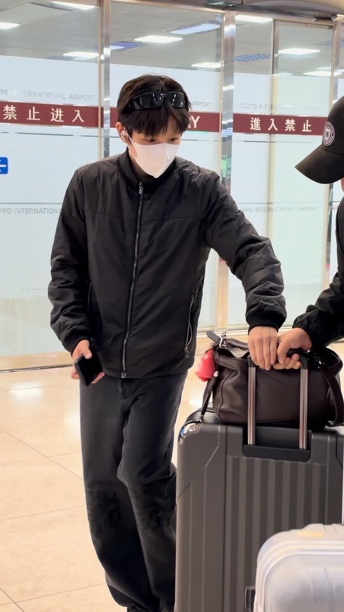 sssoljang's tweet photo. 그의 눈은 정말 반짝이고 귀여워 
정말 귀엽고 얌전한 강아지인데 주인이 꾸며줘서 멋지기도 해 https://t.co/RtUYdGsXR1