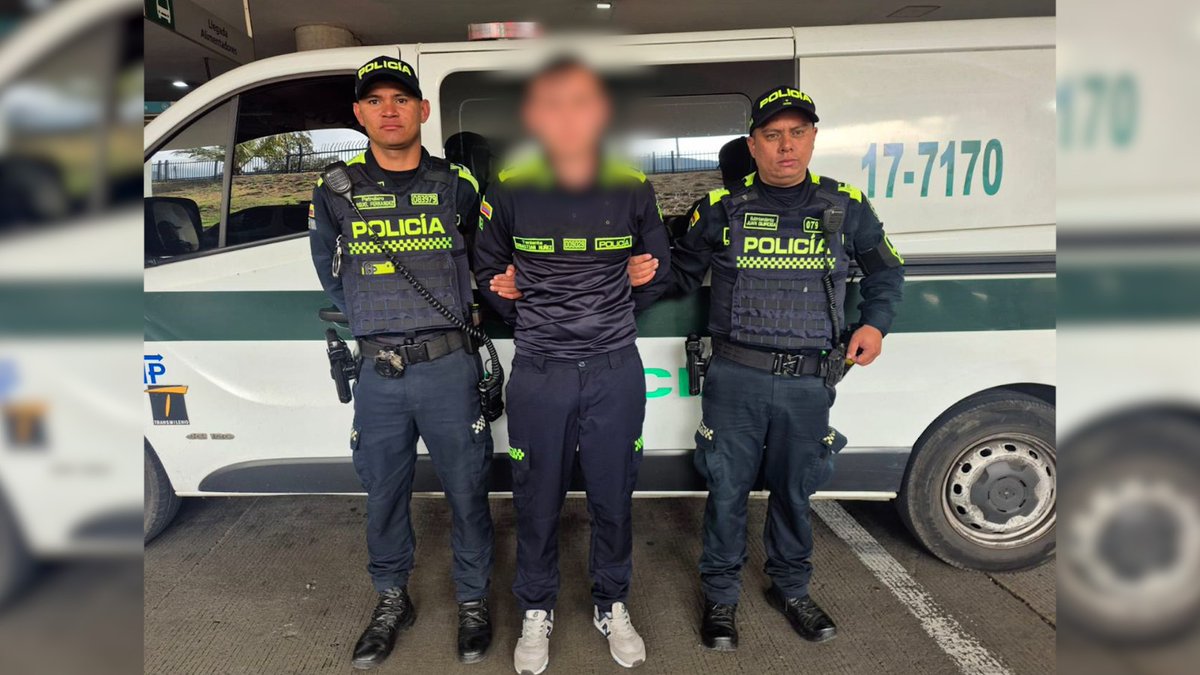 ELTIEMPO's tweet photo. 🔴Falso teniente cayó en TransMilenio: joven de 19 años que llevaba prendas similares a las de la Policía, pero con tenis, fue capturado.

La presencia de un supuesto teniente de la Policía en la estación San Victorino de TransMilenio terminó llamando la atención de una auxiliar que se encontraba en el lugar. El hombre decía pertenecer a la institución y aseguraba tener ese grado, pero la versión comenzó a generar dudas.

Le dejamos los detalles de la captura: https://t.co/E42mRD5kKe