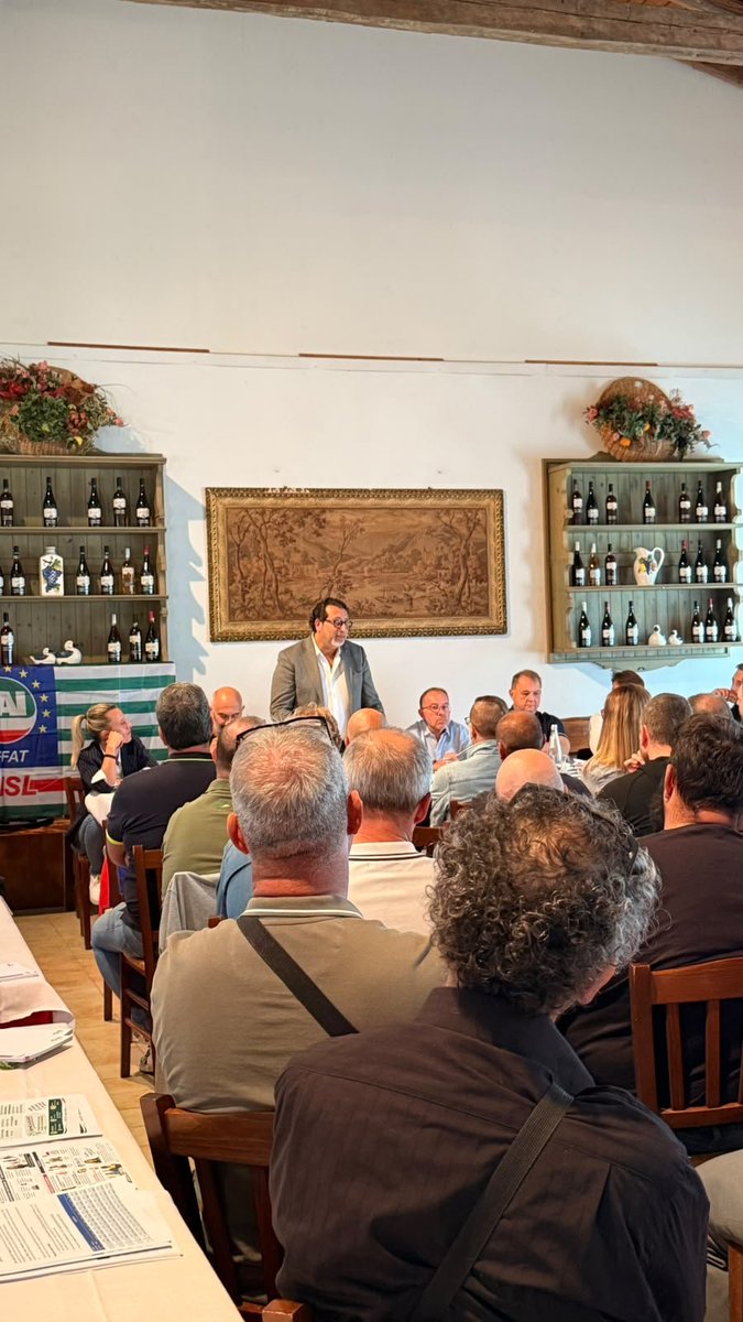 fai_cisl's tweet photo. 📢 Partecipazione, contrattazione, legalità: riunito il Consiglio Generale della Fai Cisl Friuli Venezia Giulia con il Reggente nazionale Antonio Castellucci

👇
Si è riunito oggi a Latisana, Udine, il Consiglio Generale della Fai Cisl Friuli Venezia Giulia, con la partecipazione di dirigenti, operatori e delegati. Ha aperto i lavori il Segretario Generale della Fai Cisl regionale, Stefano Gobbo, al quale ha fatto seguito un confronto molto partecipato, con oltre 20 interventi, tra i quali anche quelli del Segretario Generale Usr Cisl Alberto Monticco e del Reggente nazionale della Fai Antonio Castellucci, che ha concluso la giornata. 

➡️ Dopo aver definito la Fai Cisl del FVG “una realtà sindacale autorevole, operosa e ben radicata nei luoghi di lavoro, confermata dalla crescita di iscritti nel corso del 2025”, Castellucci ha ribadito alcune priorità della Federazione a partire dai temi della partecipazione, della contrattazione e del sindacato come presidio di giustizia sociale e legalità. “La nostra Federazione – ha detto – aderisce pienamente al richiamo, avanzato costantemente dalla Cisl, a coltivare i valori del dialogo, della partecipazione, della vicinanza concreta ai bisogni dei lavoratori e delle loro famiglie. Un richiamo a contrastare le derive sovraniste e populiste di oggi, anche sul piano culturale, rilanciando la centralità della persona per governare attivamente le criticità legate all’IA, al declino demografico, ai cambiamenti climatici, all’abbandono delle aree interne”.

➡️ Va in questa direzione anche il sostegno della Fai al Libro Verde per il Patto Sociale lanciato dalla Cisl: “Una piattaforma di proposte, di confronto nazionale – ha detto Castellucci – che riguarda da vicino anche le nostre strutture categoriali, perché avanza proposte concrete per lo sviluppo, il lavoro, la coesione, puntando anzitutto su alcune priorità condivisibili come salari, produttività, formazione, occupazione giovanile e femminile, politiche abitative, welfare, previdenza, sicurezza, maggiore protagonismo dei lavoratori nella governance delle imprese. Tutti temi sui quali è possibile intervenire anche tramite la prossima Legge di Bilancio e che da parte nostra stiamo già affrontando, con grandi soddisfazioni, anche attraverso la contrattazione, sia nazionale che decentrata”, ha evidenziato Castellucci, ricordando alcuni recenti rinnovi contrattuali, come la sigla del Ccnl degli operai agricoli e florovivaisti e i diversi integrativi rinnovati in oltre 20 grandi gruppi dell’industria alimentare.  

➡️ Tra i temi centrali, per Castellucci, l’affermazione della legalità e il contrasto a caporalato e lavoro irregolare, sul quale ha ribadito il bisogno di rafforzare gli strumenti preventivi con più ispezioni e un migliore incrocio dei dati, con un maggiore ruolo degli enti bilaterali, con percorsi migratori regolari e forme di emersione dei lavoratori cosiddetti “invisibili”. 

➡️ Riguardo l’immigrazione, Castellucci ha ricordato che in agricoltura nel periodo 2018-2024 gli occupati stranieri sono aumentati del 10,8%: “In tutto l’agroalimentare made in Italy la loro incidenza sulla manodopera continua ad aumentare, in molte filiere ha superato il 40%, confermando quanto il lavoro migrante sia strutturale. Per questo stiamo introducendo nei contratti elementi positivi dedicati alle specificità del lavoro migrante, e per questo dobbiamo continuare a lavorare per integrare attività ispettive, mediazione interculturale, sportelli multilingue, formazione linguistica e professionale, interventi diretti nei luoghi di aggregazione dei lavoratori, insieme a una presenza sindacale sempre più diffusa nei territori”.

➡️ A proposito di rafforzamento della presenza sindacale, il Reggente della Fai Cisl ha rilanciato la volontà di valorizzare sempre più il ruolo di delegati, operatori e responsabili territoriali.

🔍 Nota completa e fotogallery: https://t.co/HbosUWZBHh 

#lavoro #agroalimentare #partecipazione #FaiCisl #sindacato @faicislfvg
