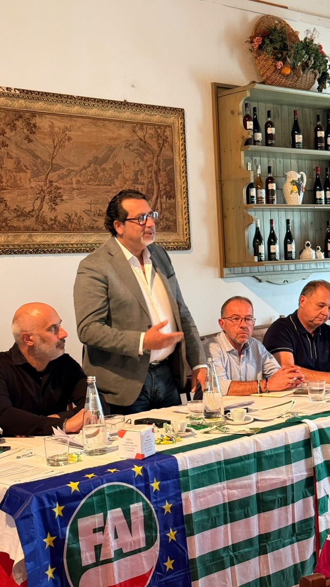 fai_cisl's tweet photo. 📢 Partecipazione, contrattazione, legalità: riunito il Consiglio Generale della Fai Cisl Friuli Venezia Giulia con il Reggente nazionale Antonio Castellucci

👇
Si è riunito oggi a Latisana, Udine, il Consiglio Generale della Fai Cisl Friuli Venezia Giulia, con la partecipazione di dirigenti, operatori e delegati. Ha aperto i lavori il Segretario Generale della Fai Cisl regionale, Stefano Gobbo, al quale ha fatto seguito un confronto molto partecipato, con oltre 20 interventi, tra i quali anche quelli del Segretario Generale Usr Cisl Alberto Monticco e del Reggente nazionale della Fai Antonio Castellucci, che ha concluso la giornata. 

➡️ Dopo aver definito la Fai Cisl del FVG “una realtà sindacale autorevole, operosa e ben radicata nei luoghi di lavoro, confermata dalla crescita di iscritti nel corso del 2025”, Castellucci ha ribadito alcune priorità della Federazione a partire dai temi della partecipazione, della contrattazione e del sindacato come presidio di giustizia sociale e legalità. “La nostra Federazione – ha detto – aderisce pienamente al richiamo, avanzato costantemente dalla Cisl, a coltivare i valori del dialogo, della partecipazione, della vicinanza concreta ai bisogni dei lavoratori e delle loro famiglie. Un richiamo a contrastare le derive sovraniste e populiste di oggi, anche sul piano culturale, rilanciando la centralità della persona per governare attivamente le criticità legate all’IA, al declino demografico, ai cambiamenti climatici, all’abbandono delle aree interne”.

➡️ Va in questa direzione anche il sostegno della Fai al Libro Verde per il Patto Sociale lanciato dalla Cisl: “Una piattaforma di proposte, di confronto nazionale – ha detto Castellucci – che riguarda da vicino anche le nostre strutture categoriali, perché avanza proposte concrete per lo sviluppo, il lavoro, la coesione, puntando anzitutto su alcune priorità condivisibili come salari, produttività, formazione, occupazione giovanile e femminile, politiche abitative, welfare, previdenza, sicurezza, maggiore protagonismo dei lavoratori nella governance delle imprese. Tutti temi sui quali è possibile intervenire anche tramite la prossima Legge di Bilancio e che da parte nostra stiamo già affrontando, con grandi soddisfazioni, anche attraverso la contrattazione, sia nazionale che decentrata”, ha evidenziato Castellucci, ricordando alcuni recenti rinnovi contrattuali, come la sigla del Ccnl degli operai agricoli e florovivaisti e i diversi integrativi rinnovati in oltre 20 grandi gruppi dell’industria alimentare.  

➡️ Tra i temi centrali, per Castellucci, l’affermazione della legalità e il contrasto a caporalato e lavoro irregolare, sul quale ha ribadito il bisogno di rafforzare gli strumenti preventivi con più ispezioni e un migliore incrocio dei dati, con un maggiore ruolo degli enti bilaterali, con percorsi migratori regolari e forme di emersione dei lavoratori cosiddetti “invisibili”. 

➡️ Riguardo l’immigrazione, Castellucci ha ricordato che in agricoltura nel periodo 2018-2024 gli occupati stranieri sono aumentati del 10,8%: “In tutto l’agroalimentare made in Italy la loro incidenza sulla manodopera continua ad aumentare, in molte filiere ha superato il 40%, confermando quanto il lavoro migrante sia strutturale. Per questo stiamo introducendo nei contratti elementi positivi dedicati alle specificità del lavoro migrante, e per questo dobbiamo continuare a lavorare per integrare attività ispettive, mediazione interculturale, sportelli multilingue, formazione linguistica e professionale, interventi diretti nei luoghi di aggregazione dei lavoratori, insieme a una presenza sindacale sempre più diffusa nei territori”.

➡️ A proposito di rafforzamento della presenza sindacale, il Reggente della Fai Cisl ha rilanciato la volontà di valorizzare sempre più il ruolo di delegati, operatori e responsabili territoriali.

🔍 Nota completa e fotogallery: https://t.co/HbosUWZBHh 

#lavoro #agroalimentare #partecipazione #FaiCisl #sindacato @faicislfvg