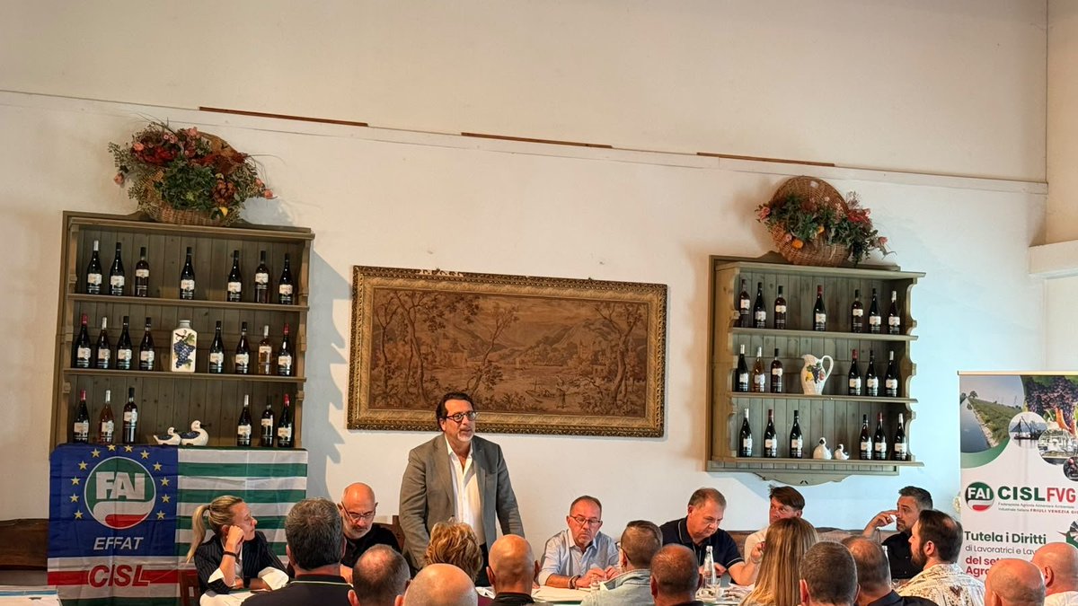 fai_cisl's tweet photo. 📢 Partecipazione, contrattazione, legalità: riunito il Consiglio Generale della Fai Cisl Friuli Venezia Giulia con il Reggente nazionale Antonio Castellucci

👇
Si è riunito oggi a Latisana, Udine, il Consiglio Generale della Fai Cisl Friuli Venezia Giulia, con la partecipazione di dirigenti, operatori e delegati. Ha aperto i lavori il Segretario Generale della Fai Cisl regionale, Stefano Gobbo, al quale ha fatto seguito un confronto molto partecipato, con oltre 20 interventi, tra i quali anche quelli del Segretario Generale Usr Cisl Alberto Monticco e del Reggente nazionale della Fai Antonio Castellucci, che ha concluso la giornata. 

➡️ Dopo aver definito la Fai Cisl del FVG “una realtà sindacale autorevole, operosa e ben radicata nei luoghi di lavoro, confermata dalla crescita di iscritti nel corso del 2025”, Castellucci ha ribadito alcune priorità della Federazione a partire dai temi della partecipazione, della contrattazione e del sindacato come presidio di giustizia sociale e legalità. “La nostra Federazione – ha detto – aderisce pienamente al richiamo, avanzato costantemente dalla Cisl, a coltivare i valori del dialogo, della partecipazione, della vicinanza concreta ai bisogni dei lavoratori e delle loro famiglie. Un richiamo a contrastare le derive sovraniste e populiste di oggi, anche sul piano culturale, rilanciando la centralità della persona per governare attivamente le criticità legate all’IA, al declino demografico, ai cambiamenti climatici, all’abbandono delle aree interne”.

➡️ Va in questa direzione anche il sostegno della Fai al Libro Verde per il Patto Sociale lanciato dalla Cisl: “Una piattaforma di proposte, di confronto nazionale – ha detto Castellucci – che riguarda da vicino anche le nostre strutture categoriali, perché avanza proposte concrete per lo sviluppo, il lavoro, la coesione, puntando anzitutto su alcune priorità condivisibili come salari, produttività, formazione, occupazione giovanile e femminile, politiche abitative, welfare, previdenza, sicurezza, maggiore protagonismo dei lavoratori nella governance delle imprese. Tutti temi sui quali è possibile intervenire anche tramite la prossima Legge di Bilancio e che da parte nostra stiamo già affrontando, con grandi soddisfazioni, anche attraverso la contrattazione, sia nazionale che decentrata”, ha evidenziato Castellucci, ricordando alcuni recenti rinnovi contrattuali, come la sigla del Ccnl degli operai agricoli e florovivaisti e i diversi integrativi rinnovati in oltre 20 grandi gruppi dell’industria alimentare.  

➡️ Tra i temi centrali, per Castellucci, l’affermazione della legalità e il contrasto a caporalato e lavoro irregolare, sul quale ha ribadito il bisogno di rafforzare gli strumenti preventivi con più ispezioni e un migliore incrocio dei dati, con un maggiore ruolo degli enti bilaterali, con percorsi migratori regolari e forme di emersione dei lavoratori cosiddetti “invisibili”. 

➡️ Riguardo l’immigrazione, Castellucci ha ricordato che in agricoltura nel periodo 2018-2024 gli occupati stranieri sono aumentati del 10,8%: “In tutto l’agroalimentare made in Italy la loro incidenza sulla manodopera continua ad aumentare, in molte filiere ha superato il 40%, confermando quanto il lavoro migrante sia strutturale. Per questo stiamo introducendo nei contratti elementi positivi dedicati alle specificità del lavoro migrante, e per questo dobbiamo continuare a lavorare per integrare attività ispettive, mediazione interculturale, sportelli multilingue, formazione linguistica e professionale, interventi diretti nei luoghi di aggregazione dei lavoratori, insieme a una presenza sindacale sempre più diffusa nei territori”.

➡️ A proposito di rafforzamento della presenza sindacale, il Reggente della Fai Cisl ha rilanciato la volontà di valorizzare sempre più il ruolo di delegati, operatori e responsabili territoriali.

🔍 Nota completa e fotogallery: https://t.co/HbosUWZBHh 

#lavoro #agroalimentare #partecipazione #FaiCisl #sindacato @faicislfvg