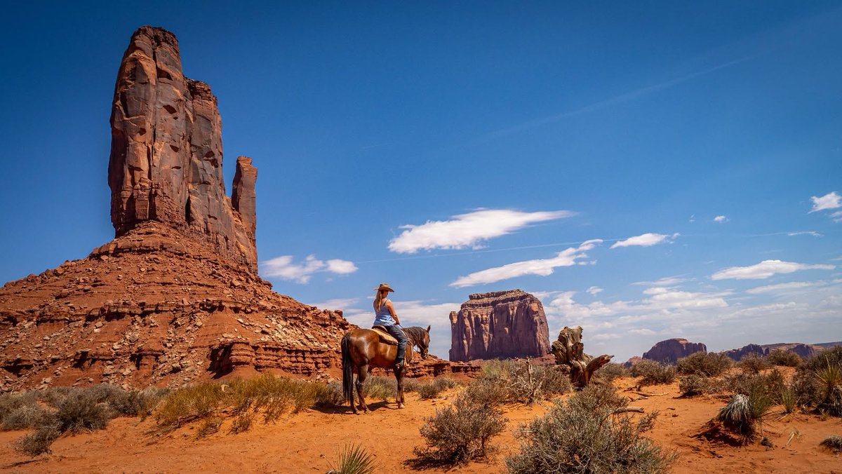 interameryka's tweet photo. Monument Valley: nie zatrzymuj się na parkingu. Większość robi zdjęcie skał z objazdówki i wraca do auta — prawdziwa dolina zaczyna się tam, gdzie kończy się asfalt. Godzina w siodle: $120. Ułamek kosztu wyjazdu, a różnica między pocztówką a historią nie do zapomnienia. 🐴 https://t.co/Y24wH2bKqX