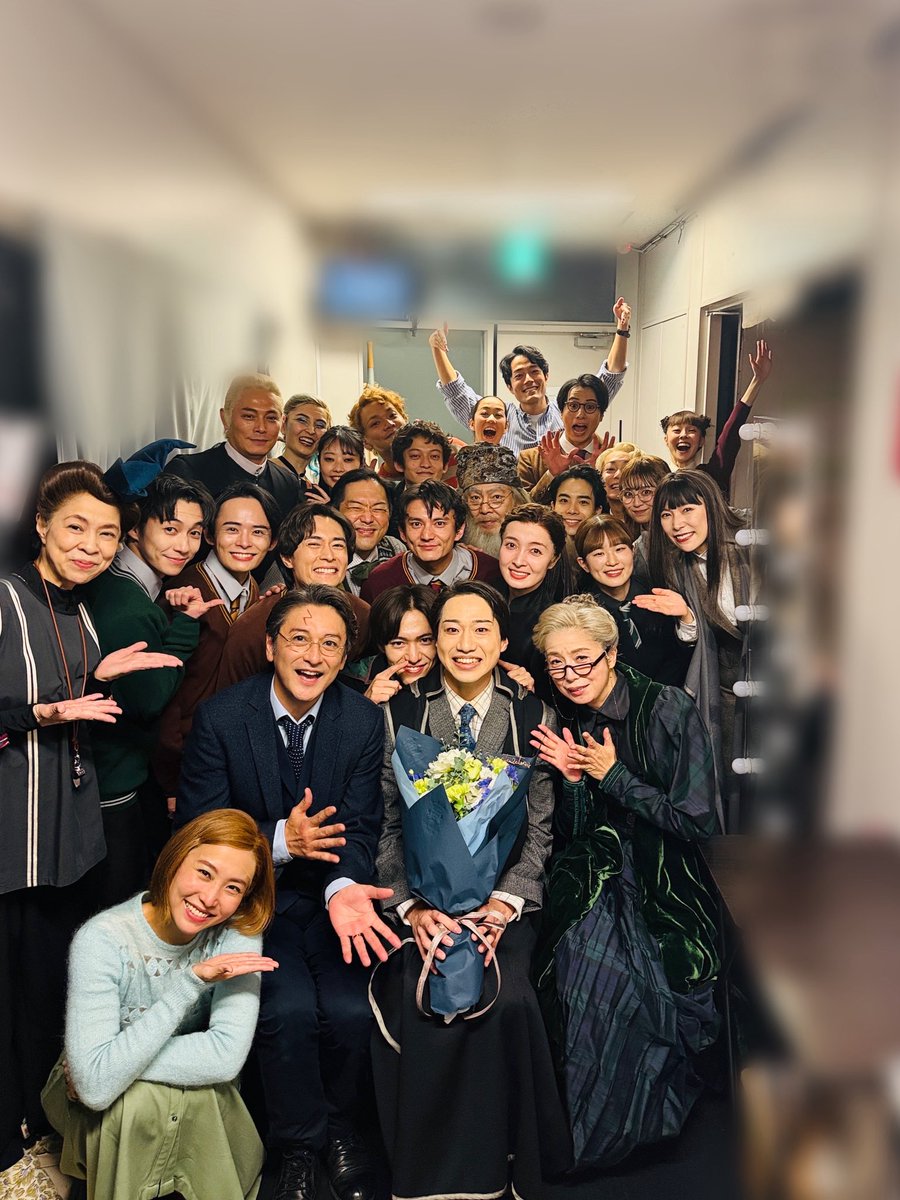 minato_komusubi's tweet photo. 本日も雨の中ご観劇ありがとうございました！

加茂享士くんが本日をもって卒業です🎓
挨拶にたかしの全てが詰まっていました。
なんとも愛くるしい。

また寂しくなります...。

#ハリポタ舞台 
#呪いの子 https://t.co/fbbZGbV9rR