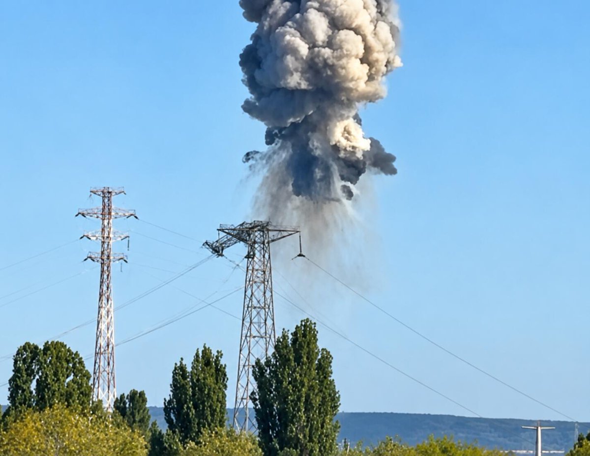 InfoResist's tweet photo. Росія вперше застосувала дрон із боєзарядом для знищення високовольтних опор і мостів

“Я думаю, що в планах противника атакувати важливі високовольтні лінії електропередач”, – заявив Флеш. https://t.co/F6wOfl9Hy8 https://t.co/gn4RNQHo43