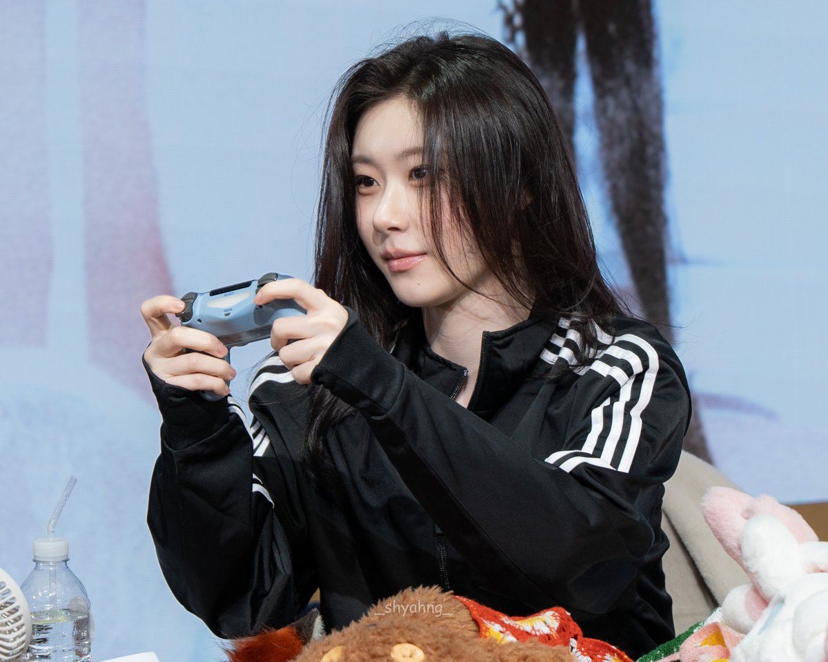 _shyahng_'s tweet photo. 🎮

20260726 km
#ITZY #있지
#Chaeryeong #채령 https://t.co/TUY8TqEmJv