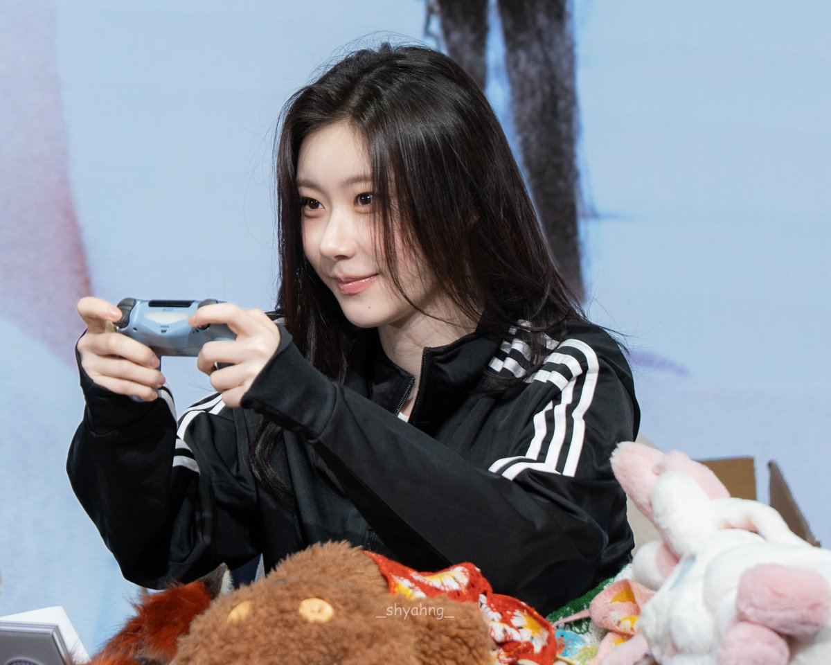 _shyahng_'s tweet photo. 🎮

20260726 km
#ITZY #있지
#Chaeryeong #채령 https://t.co/TUY8TqEmJv