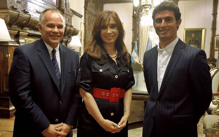 dcoronel's tweet photo. Ya que se habla tanto del hate y se le echa la culpa a los fanáticos, quiero creer que FOM (Liberty Media) y la FIA van a tomar alguna medida contra Peter Windsor, que critica a un piloto para operar por otro. Eso es violencia también. Este tipo hace 16 años se rajó las vestiduras de un equipo fantasma y nunca dio una explicación.