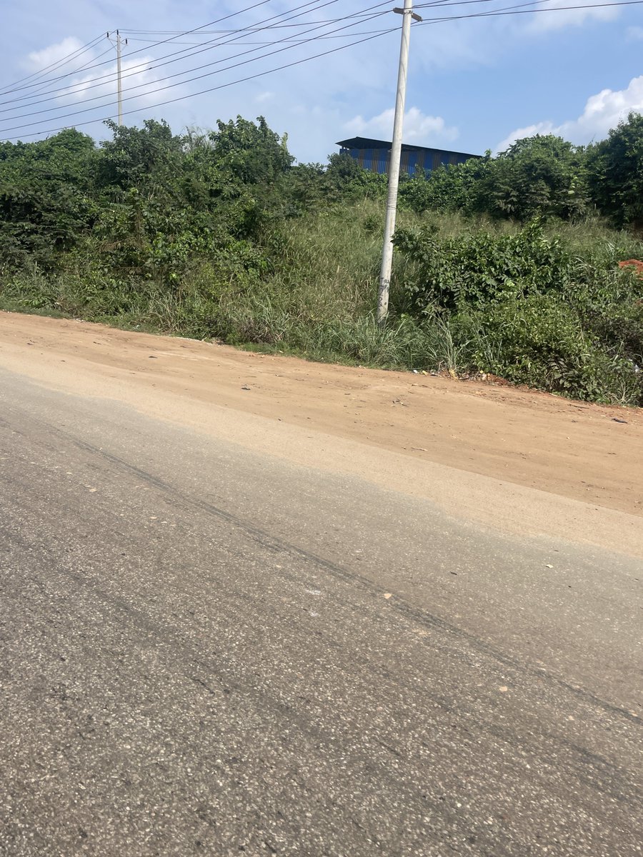 OneModupe's tweet photo. All these empty lands wey dey Lagos-ibadan express road, abeg who get am? https://t.co/N0vy611uwW