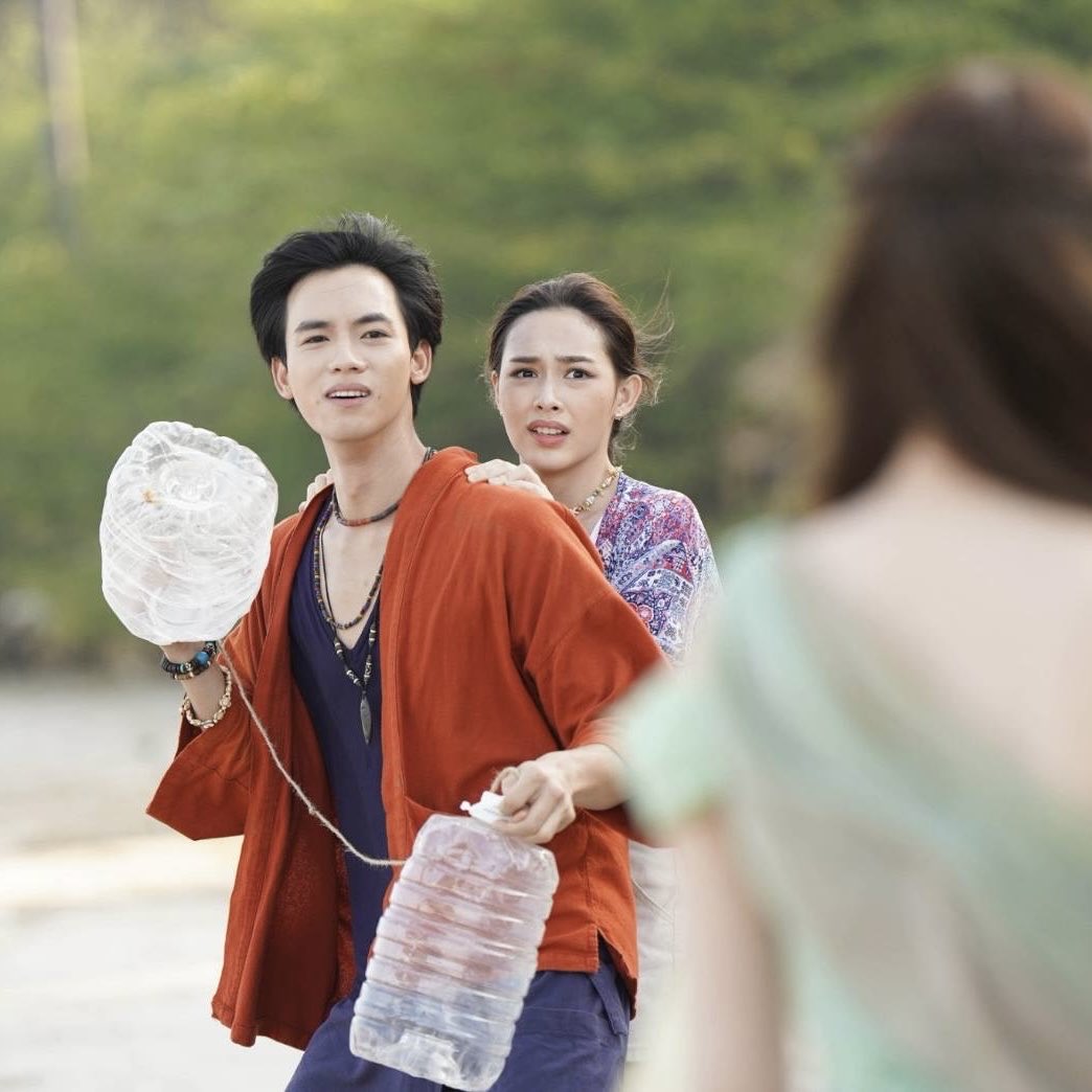 namfahtype's tweet photo. สิ่งของป้องกันตัวมีตั้งมากตั้งมาย แต่พี่ปลิวเลือกจะะ @Fluke_pongsapat #อุบัติรักเกาะสวรรค์ep11 https://t.co/4EFgm4wCP2
